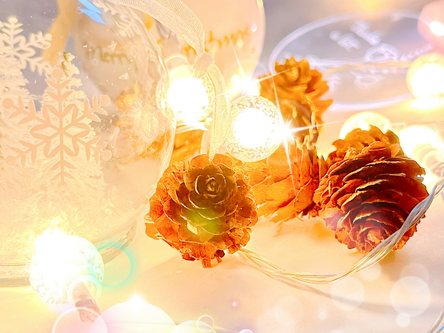 Immagine calda con pigne e luci di Natale scintillanti