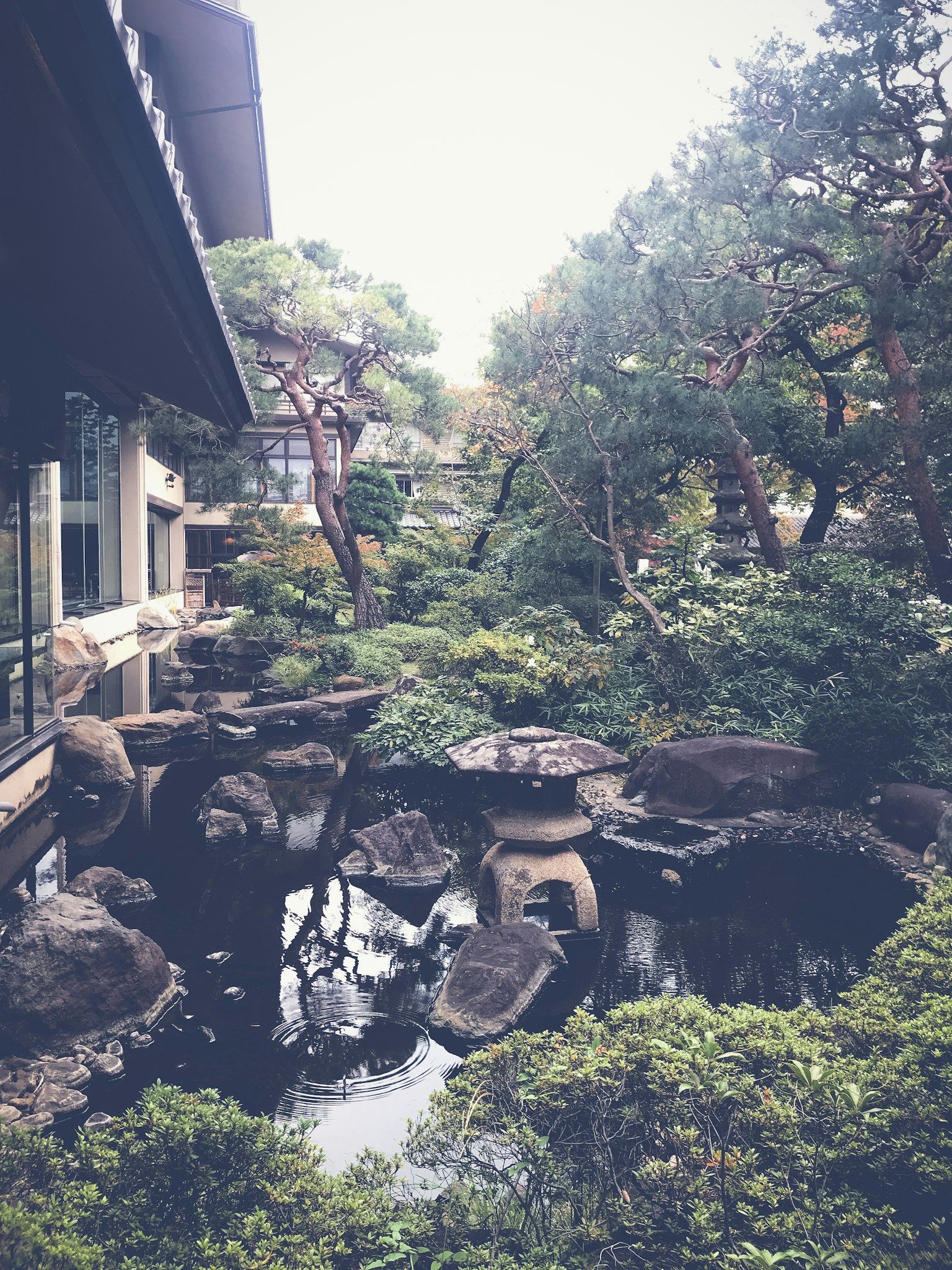 Ruhiger japanischer Garten mit Teich und Steingartenlaternen