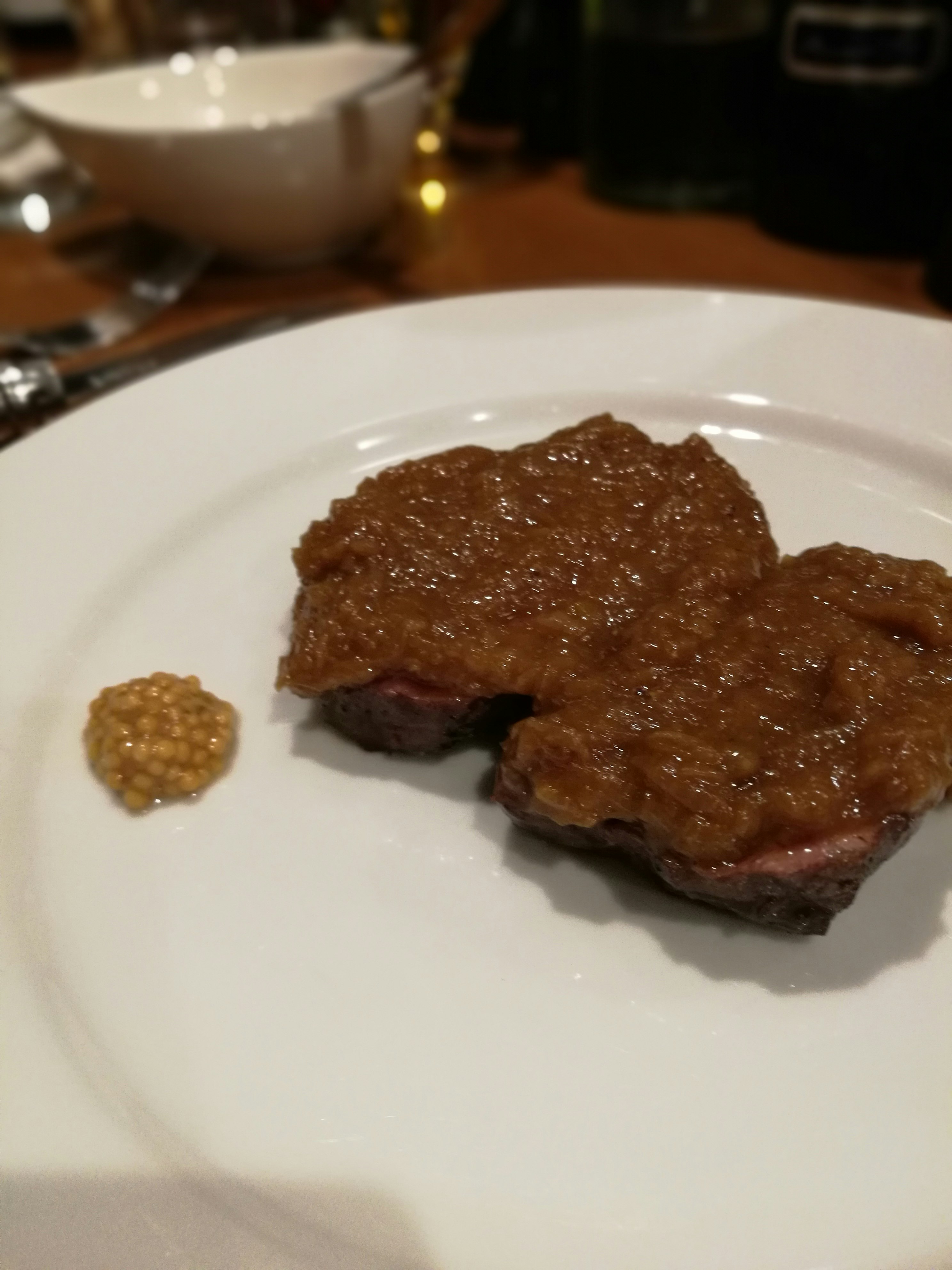steak di piring putih dengan garnish