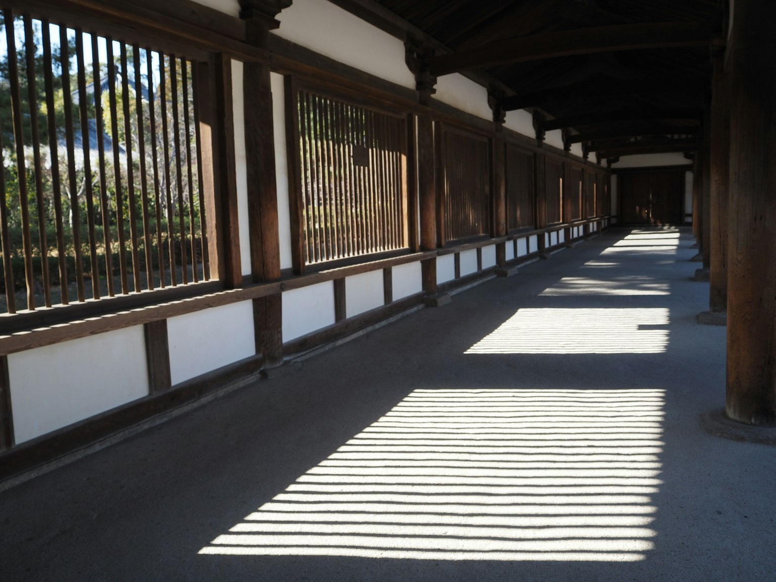 美麗的日本建築，木質走廊上的陰影