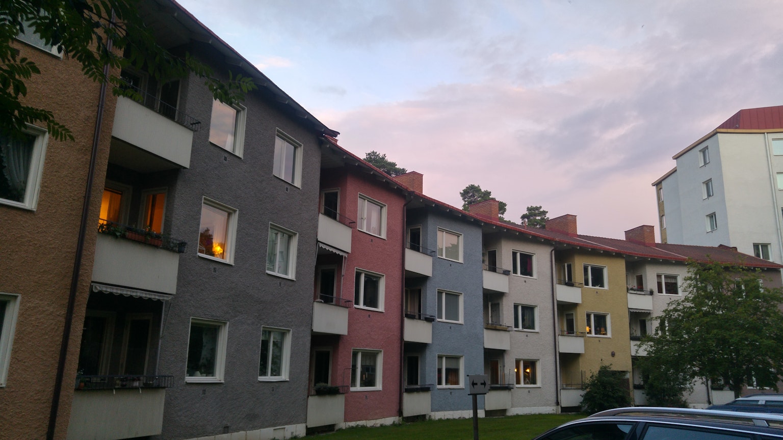 Bangunan apartemen berwarna-warni dengan langit senja