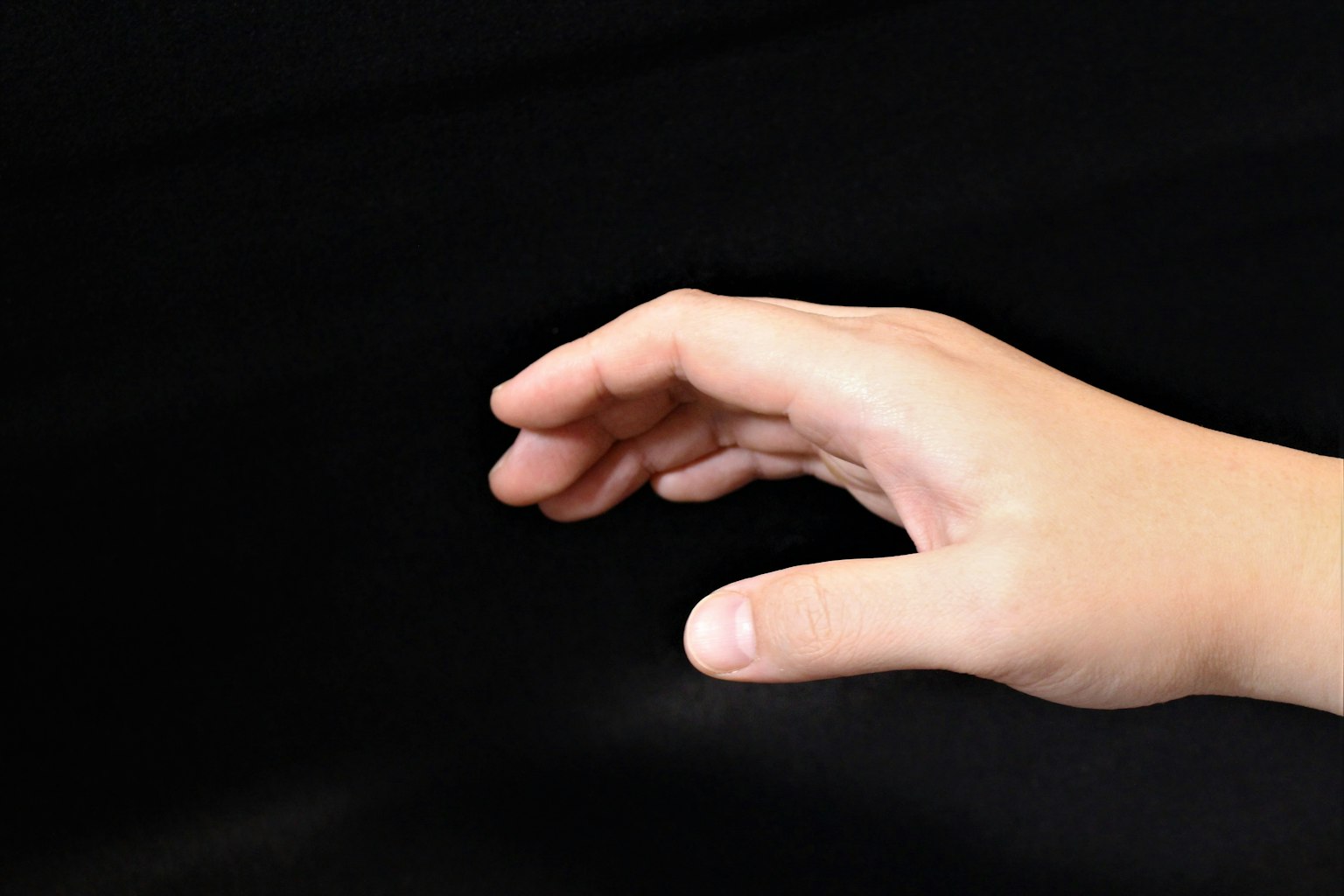 Bàn tay với lòng bàn tay hướng lên trên nền đen