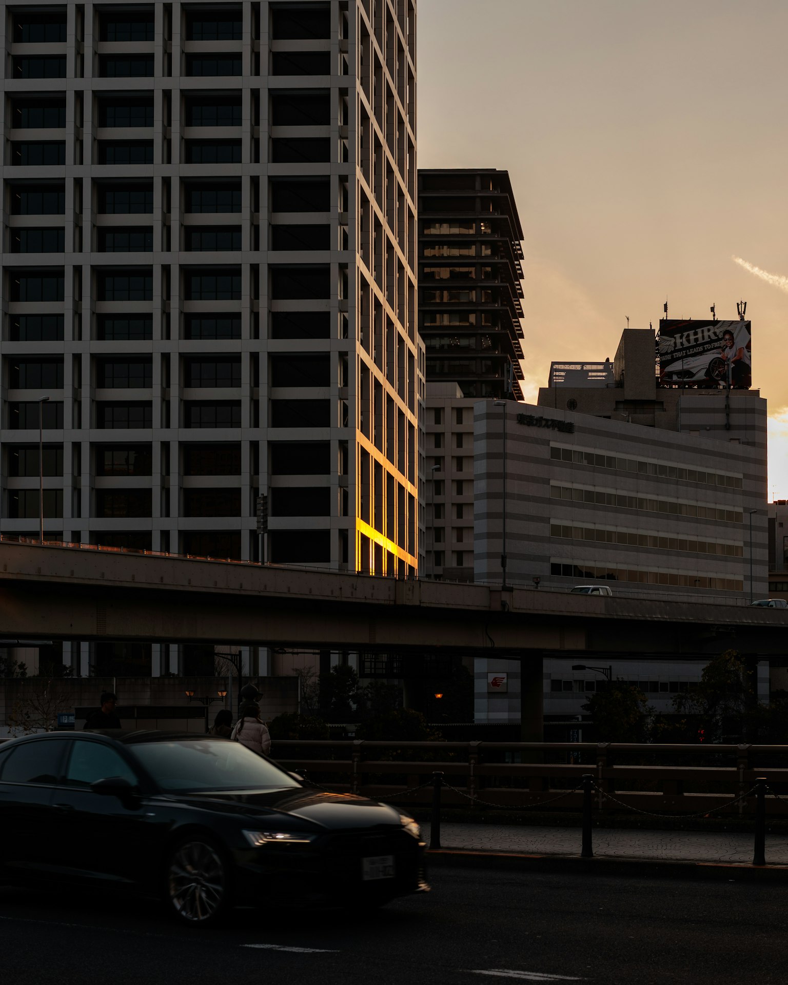黄昏时分的城市风景 高楼大厦和一辆汽车