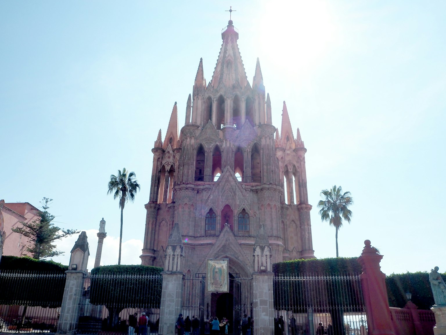 Stupenda facciata della chiesa di San Miguel de Allende con palme circostanti