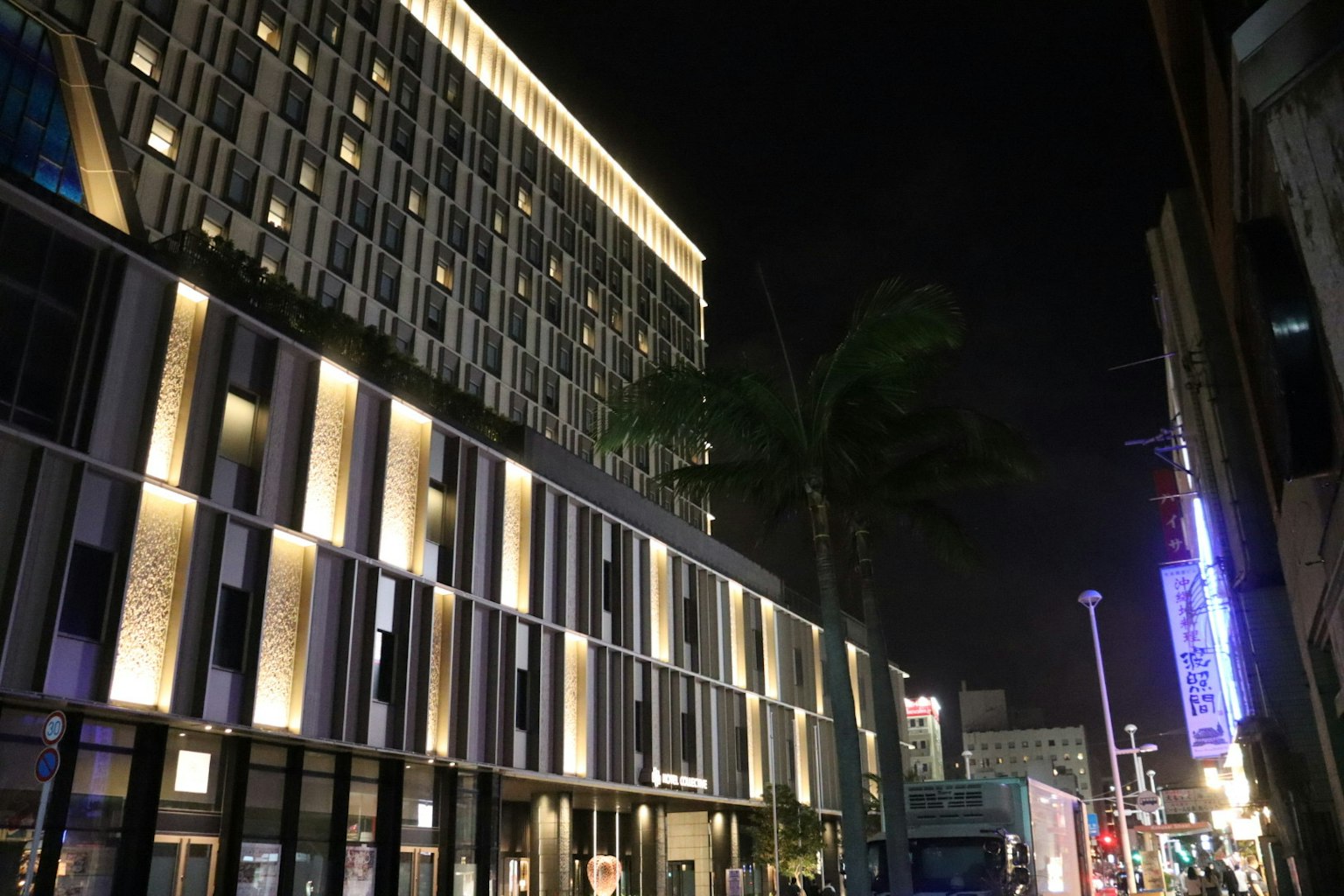 Modernes Gebäude in einer urbanen Nachtszene mit heller Beleuchtung
