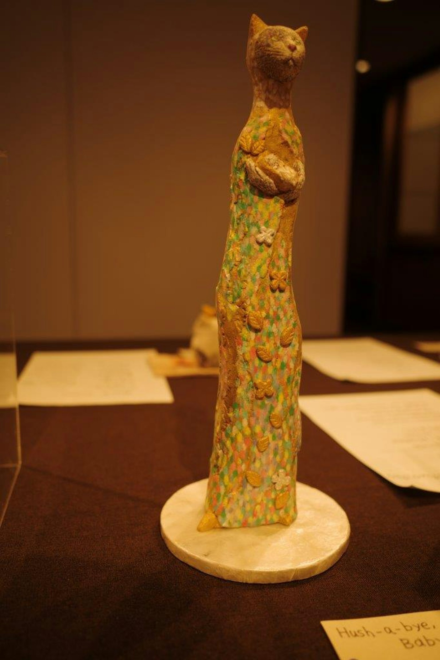 Escultura en forma de gato colorido con patrones intrincados