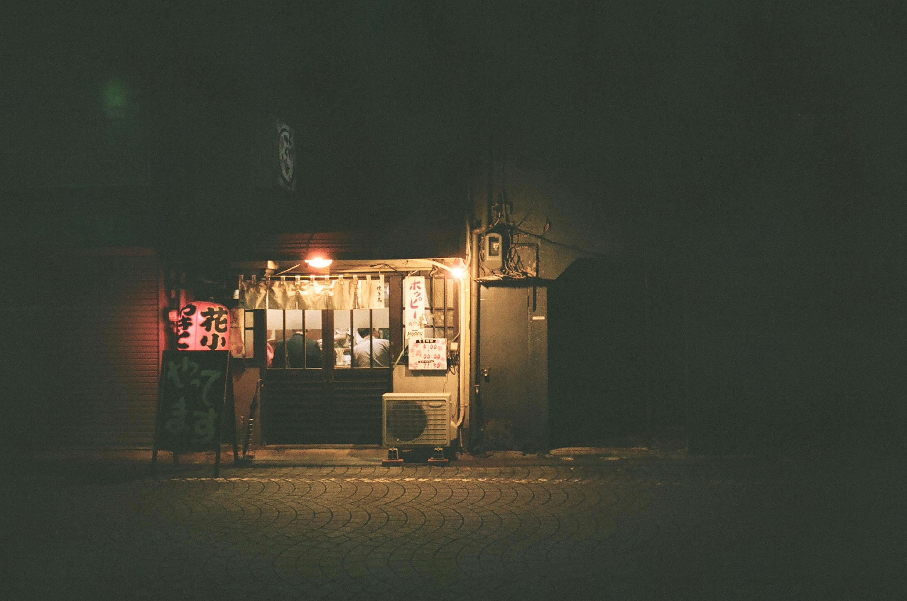 夜晚狭窄小巷的店铺灯光