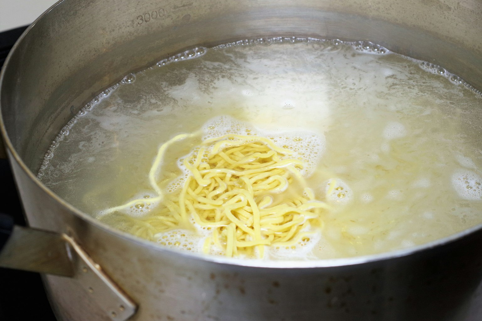 Pasta kocht in einem Topf mit Wasser