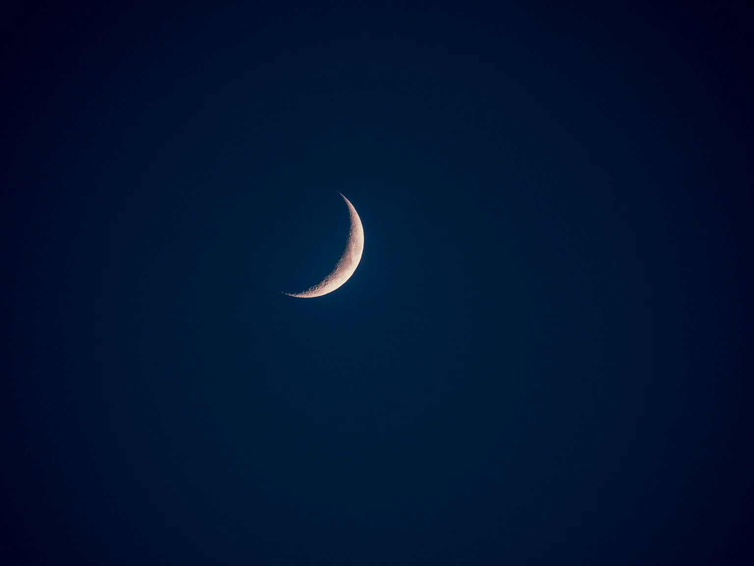 夜空中的细新月