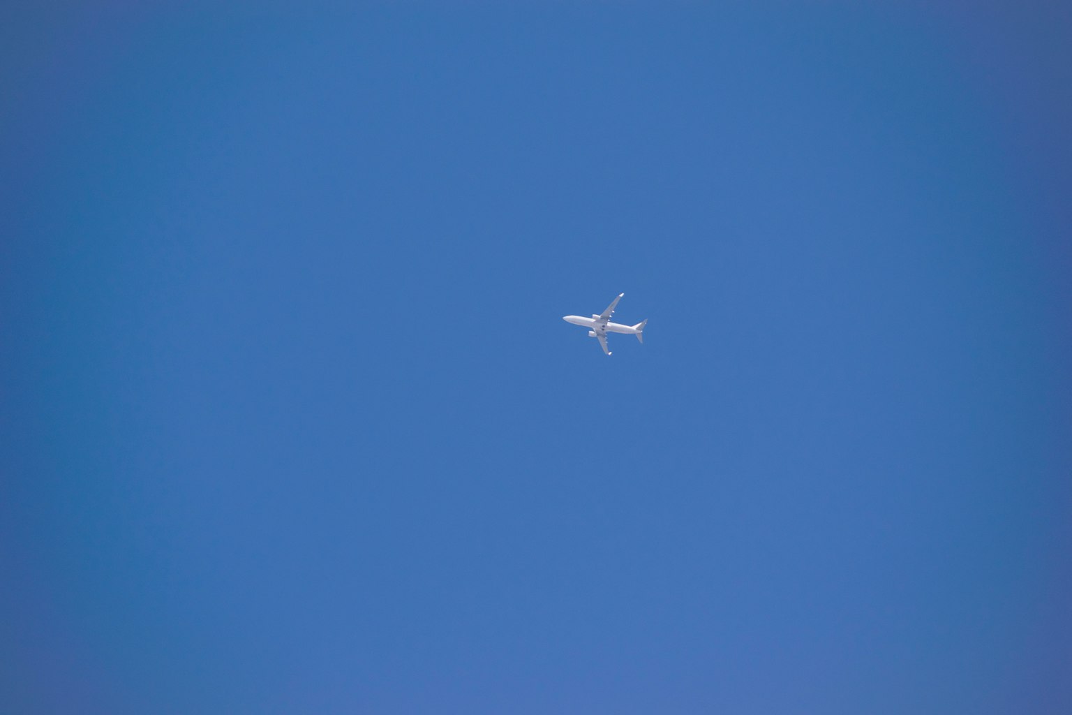 Avion volant dans un ciel bleu clair