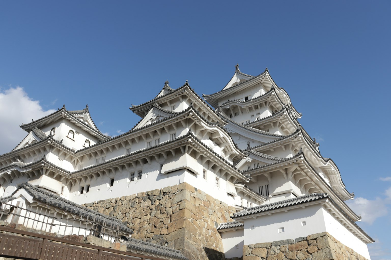 Esterno impressionante del Castello di Himeji che mostra l'architettura giapponese tradizionale