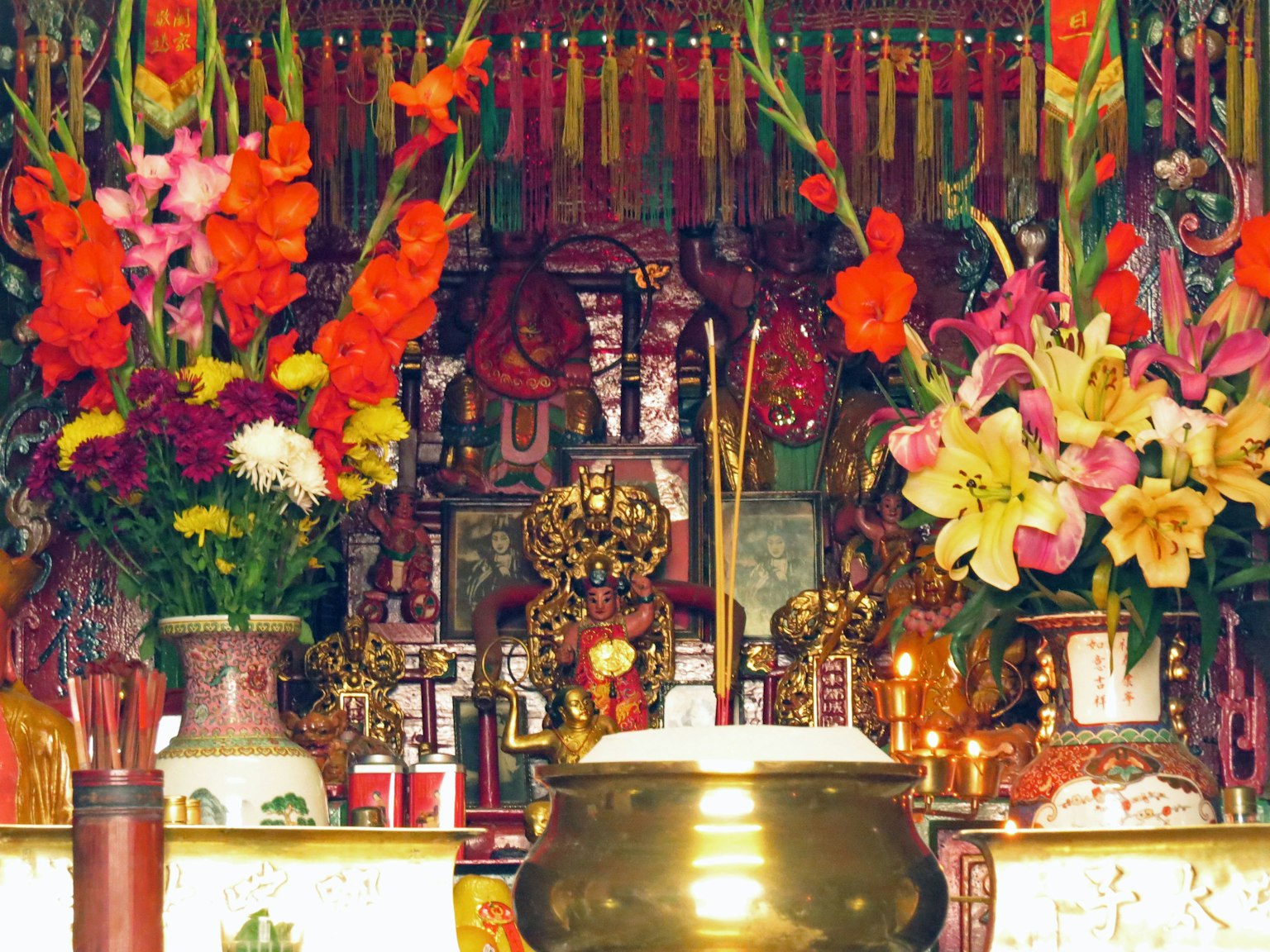 五彩缤纷的花朵装饰着祭坛，金色香炉在宗教场景中
