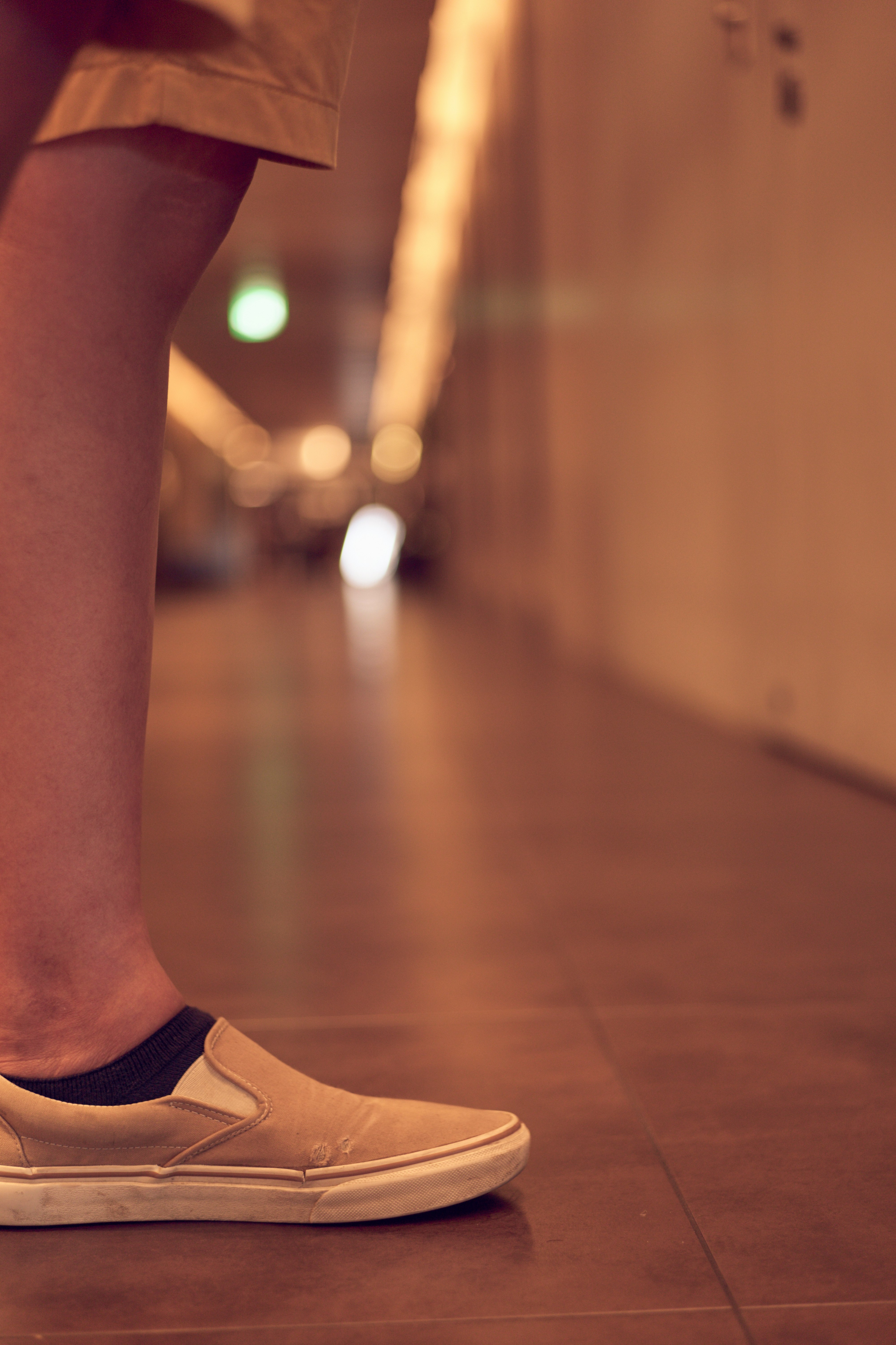 piedi che camminano in un corridoio interno