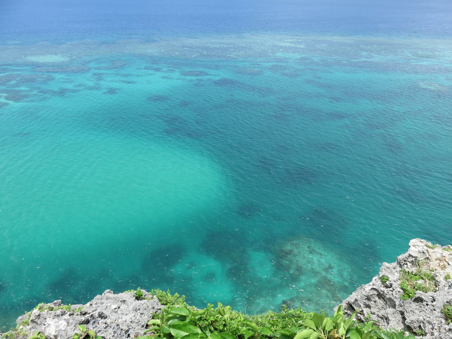 Vista aerea di acque turchesi e costa rocciosa