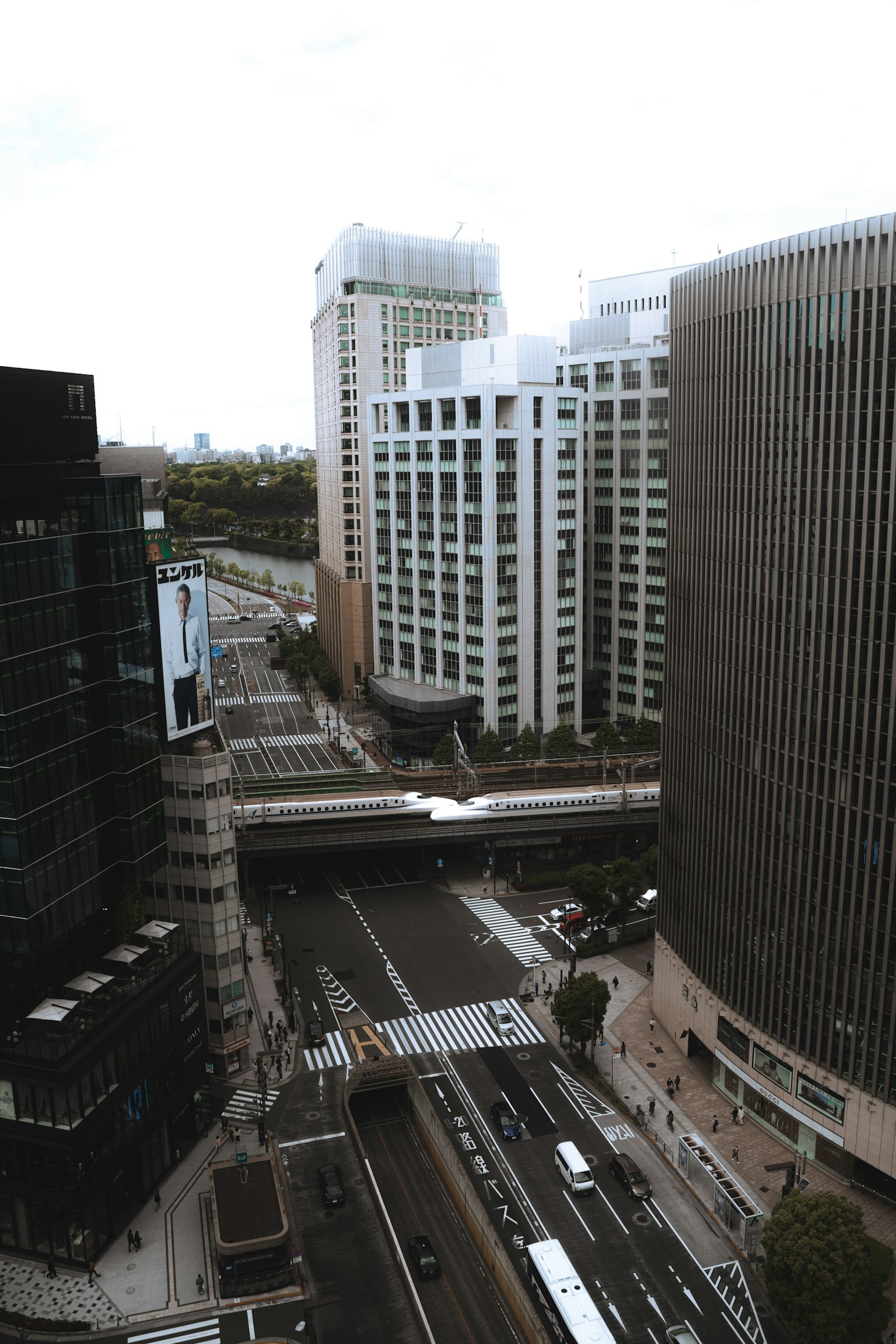 城市風景，特色高樓大廈和繁忙的道路交叉口