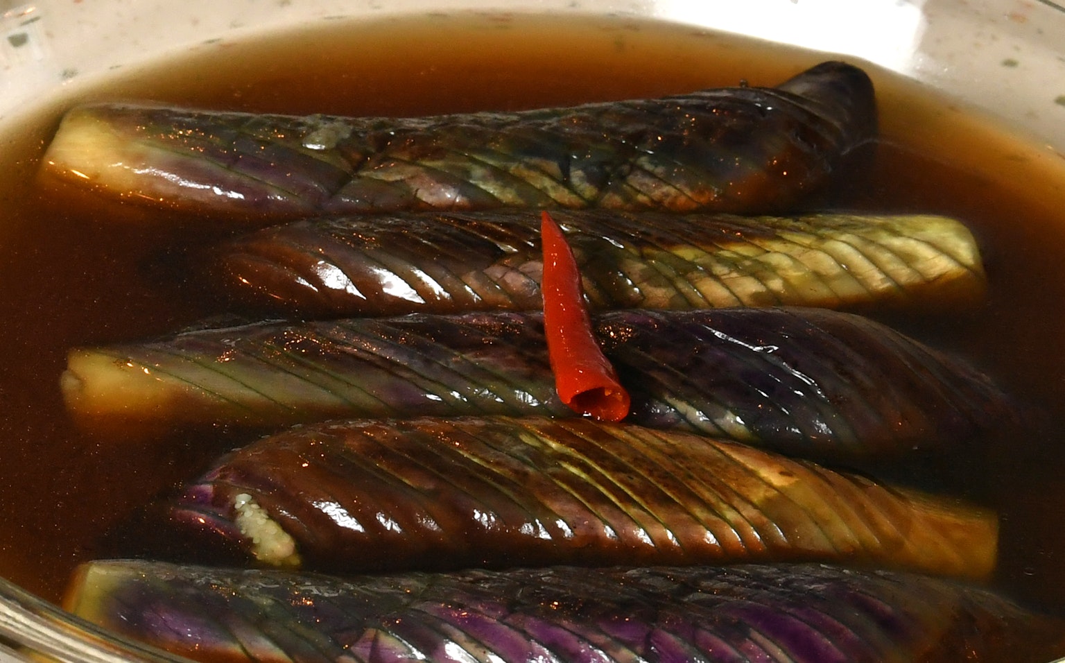 Melanzane marinate nella salsa di soia con un peperoncino rosso