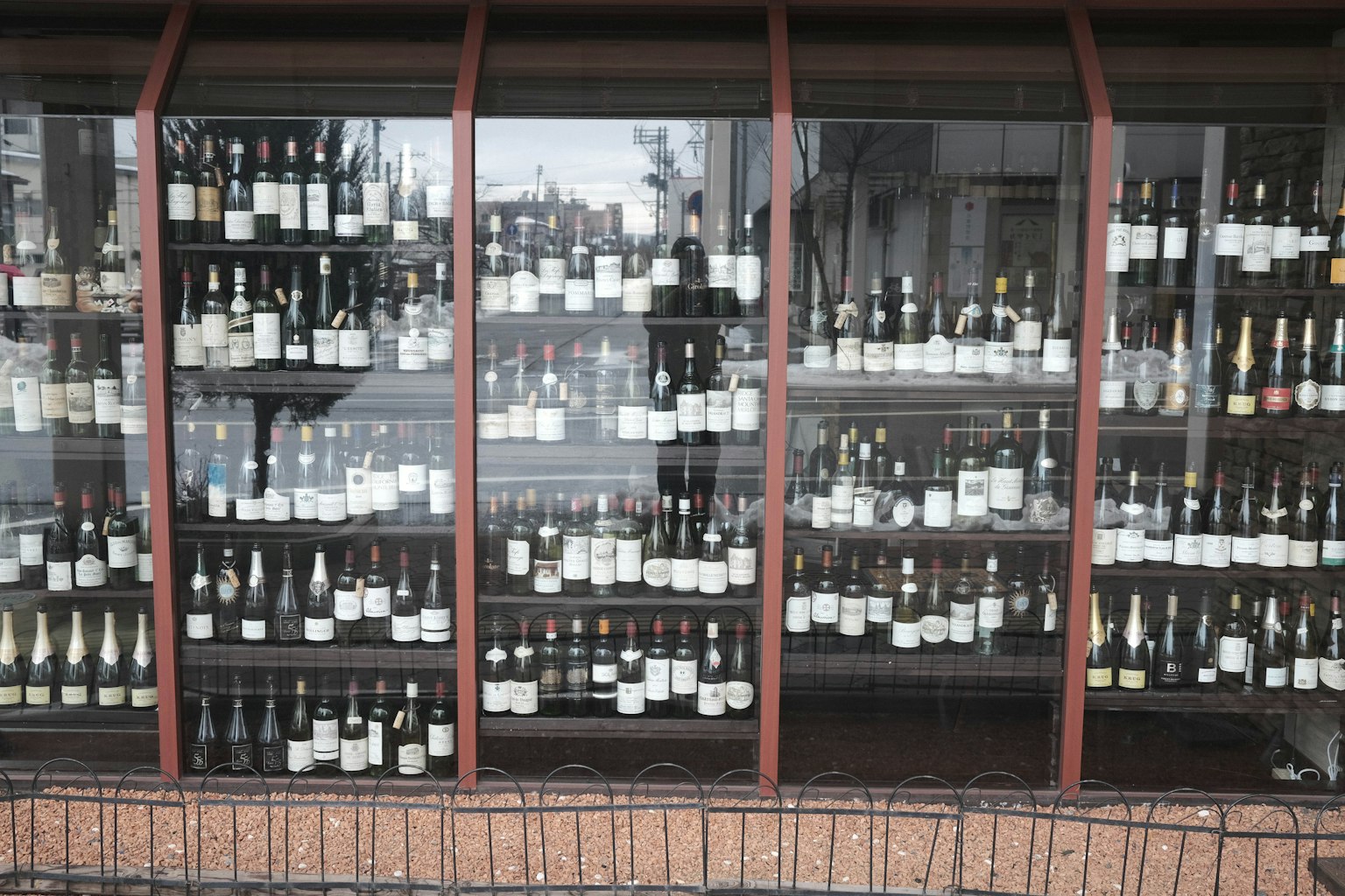 玻璃展示櫃中的葡萄酒瓶