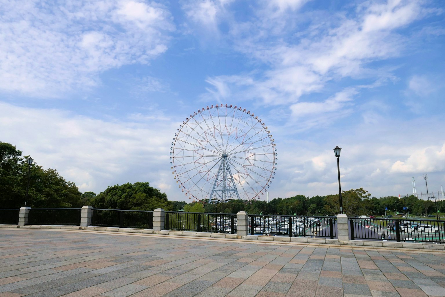 Grande roue dans un parc sous un ciel bleu