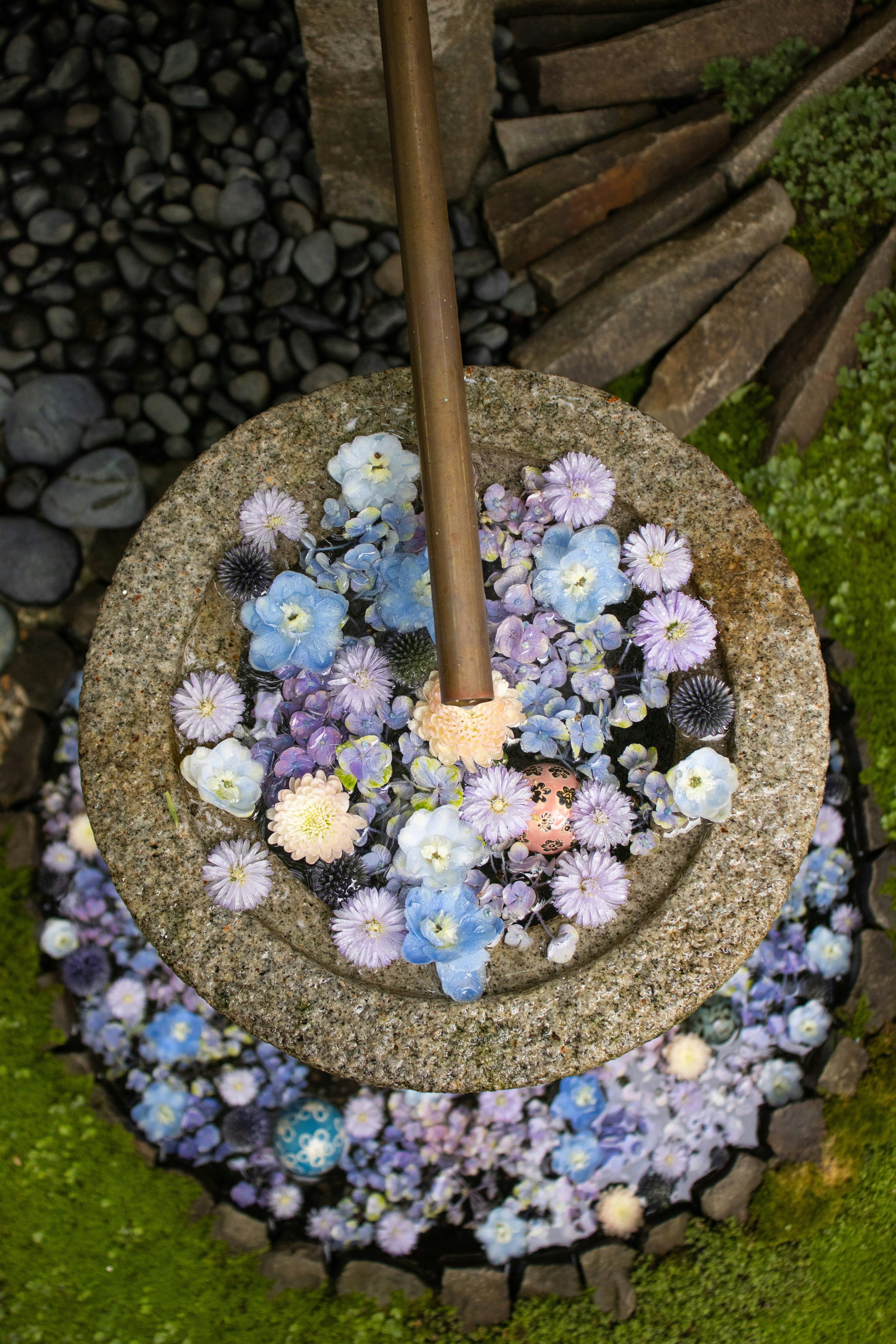 石の花器に咲く小花の寄せ植え