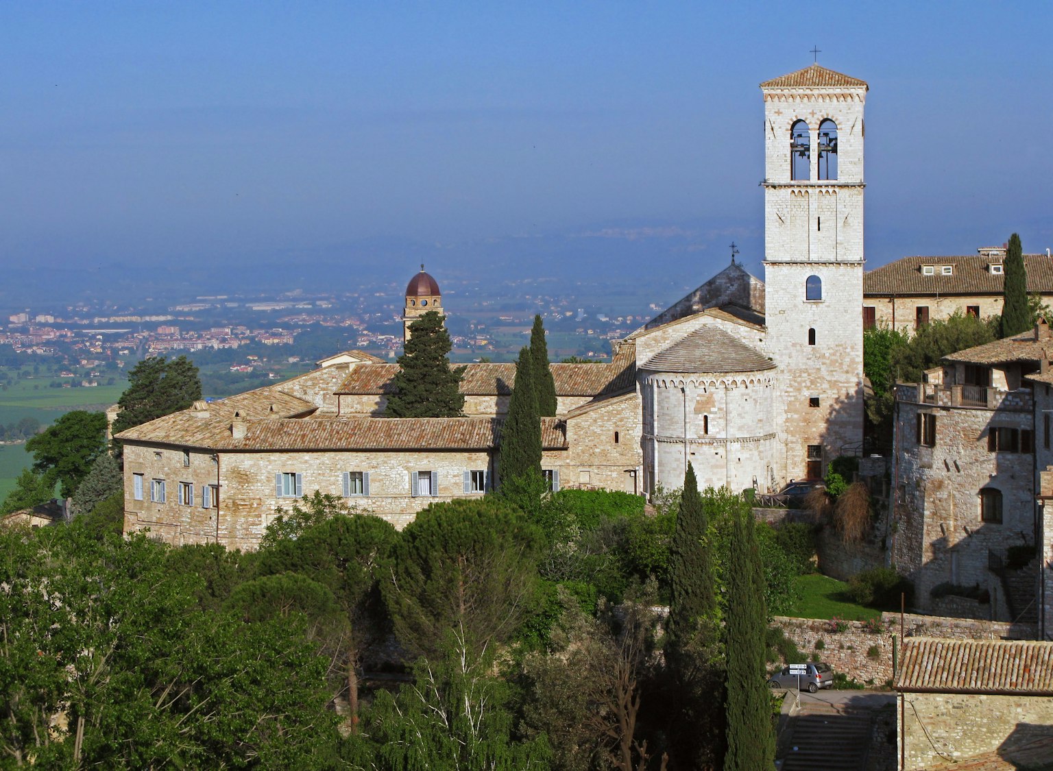 Vue pittoresque d'Assise avec un beau monastère et une tour