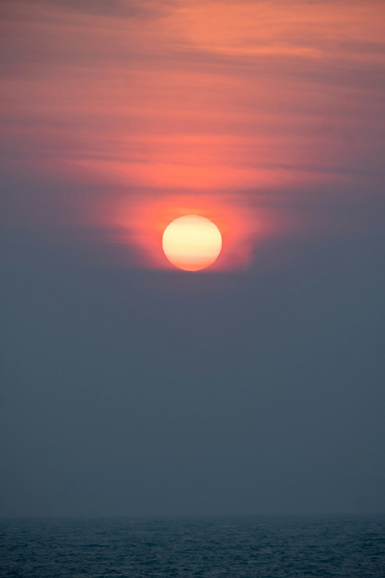tramonto infuocato sull’orizzonte del mare