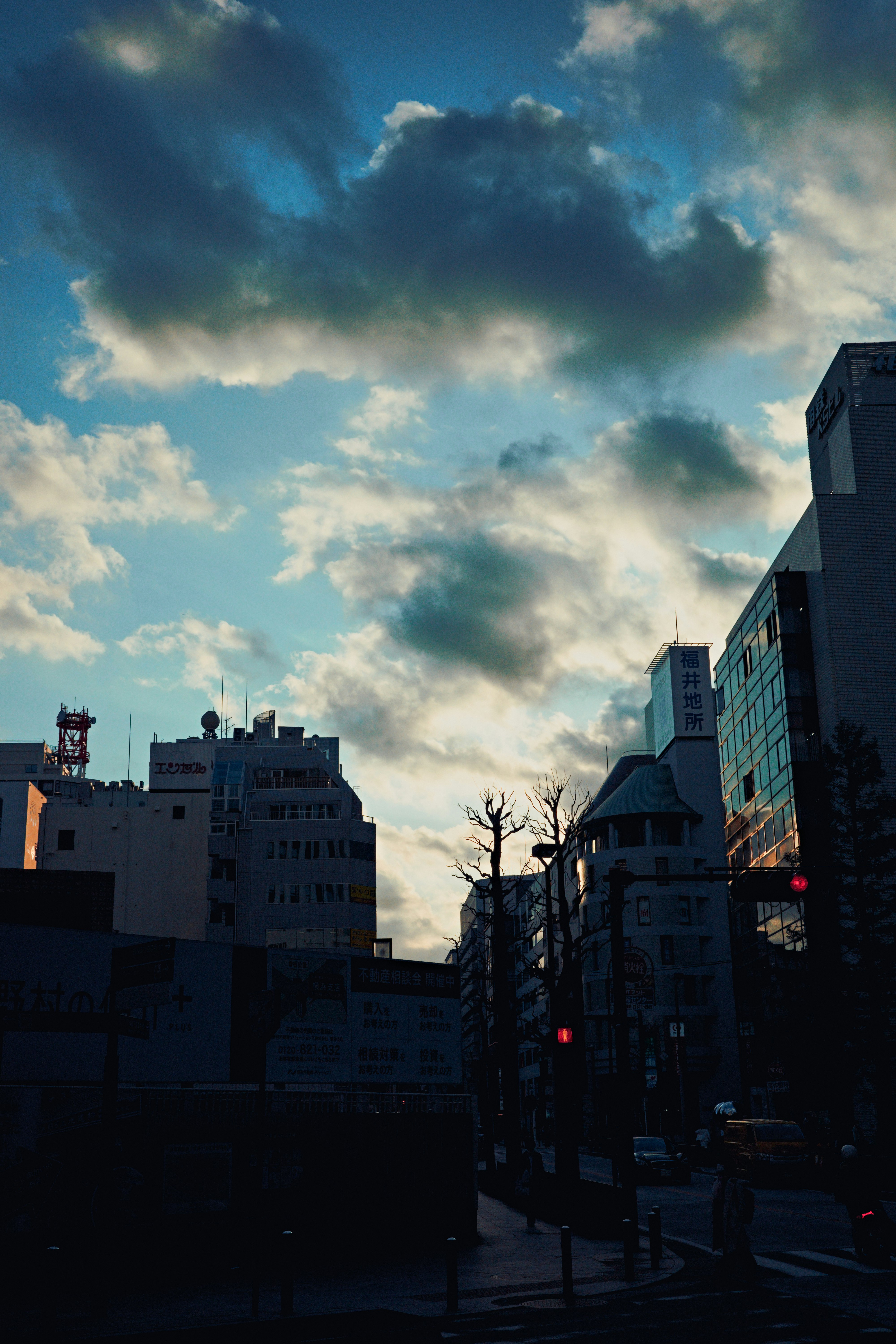 夕暮れの街並みと雲の空