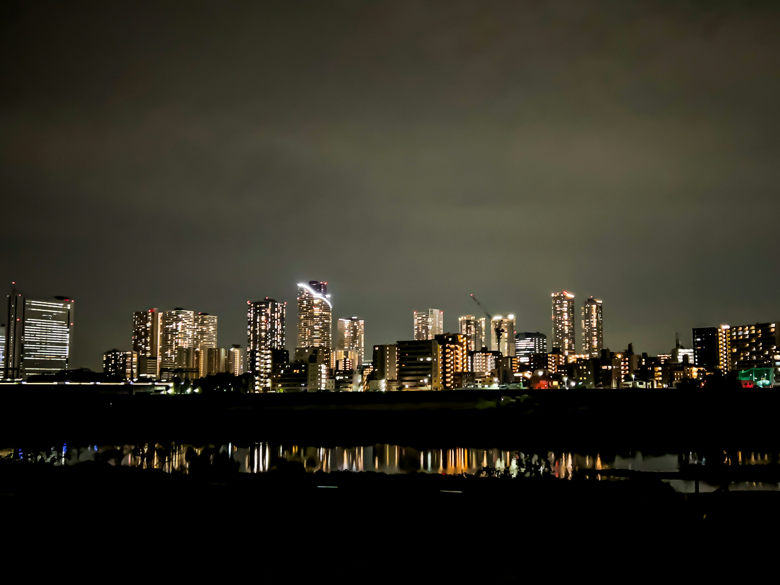 skyline notturno riflesso sull’acqua calma