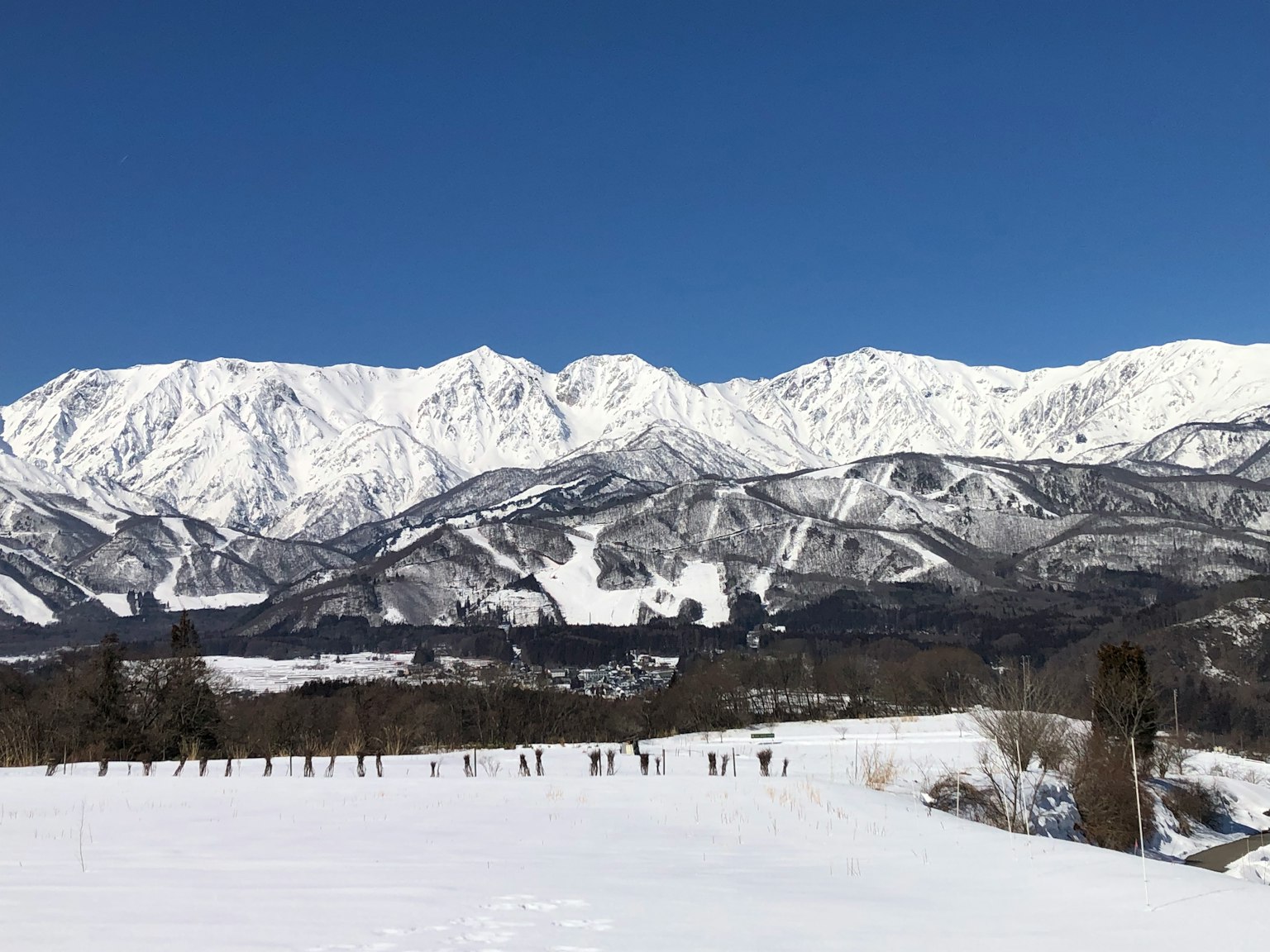 Montagne innevate con cielo blu chiaro