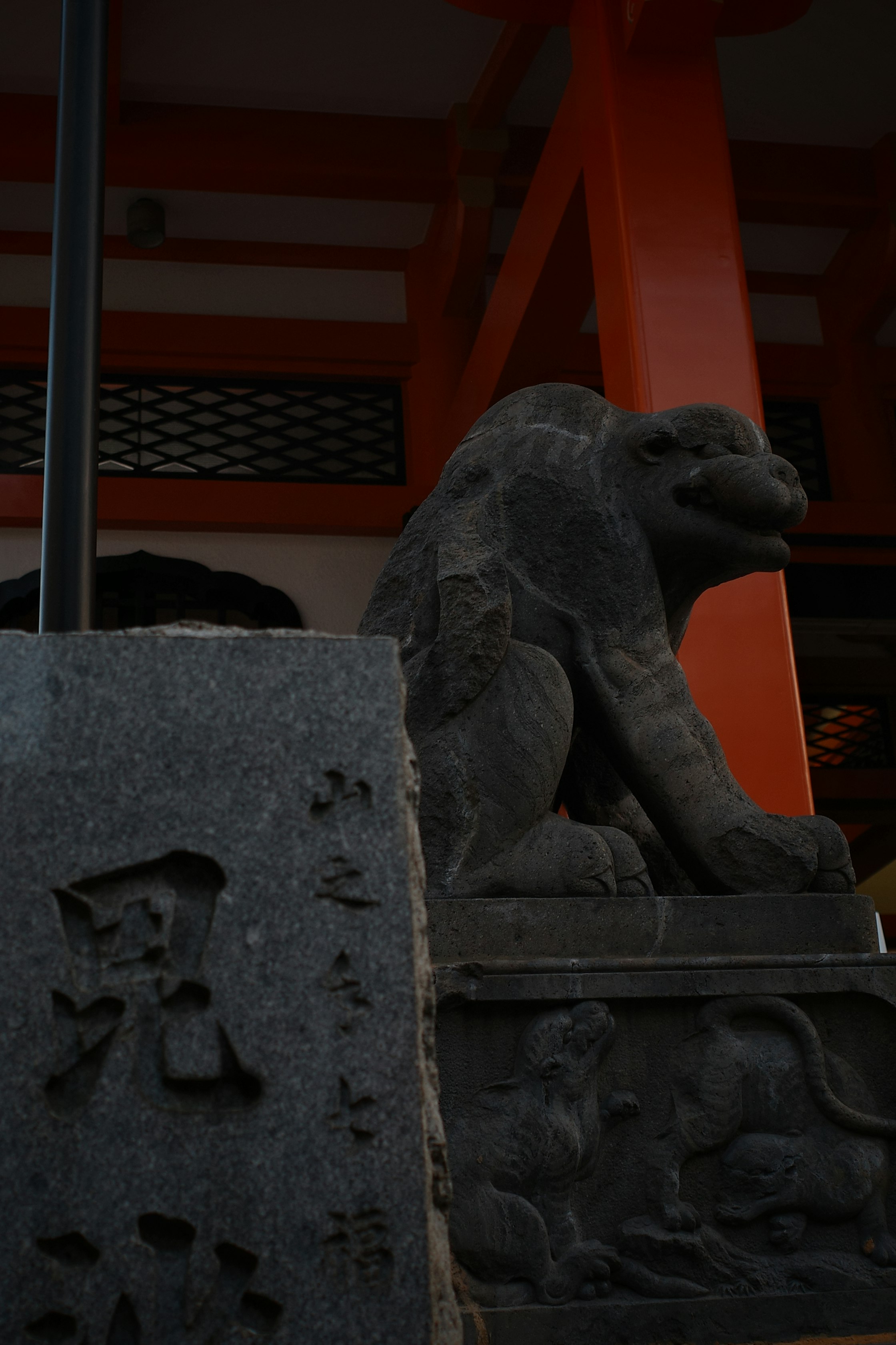 statue de lion en pierre près d’une lanterne dans un coin de temple
