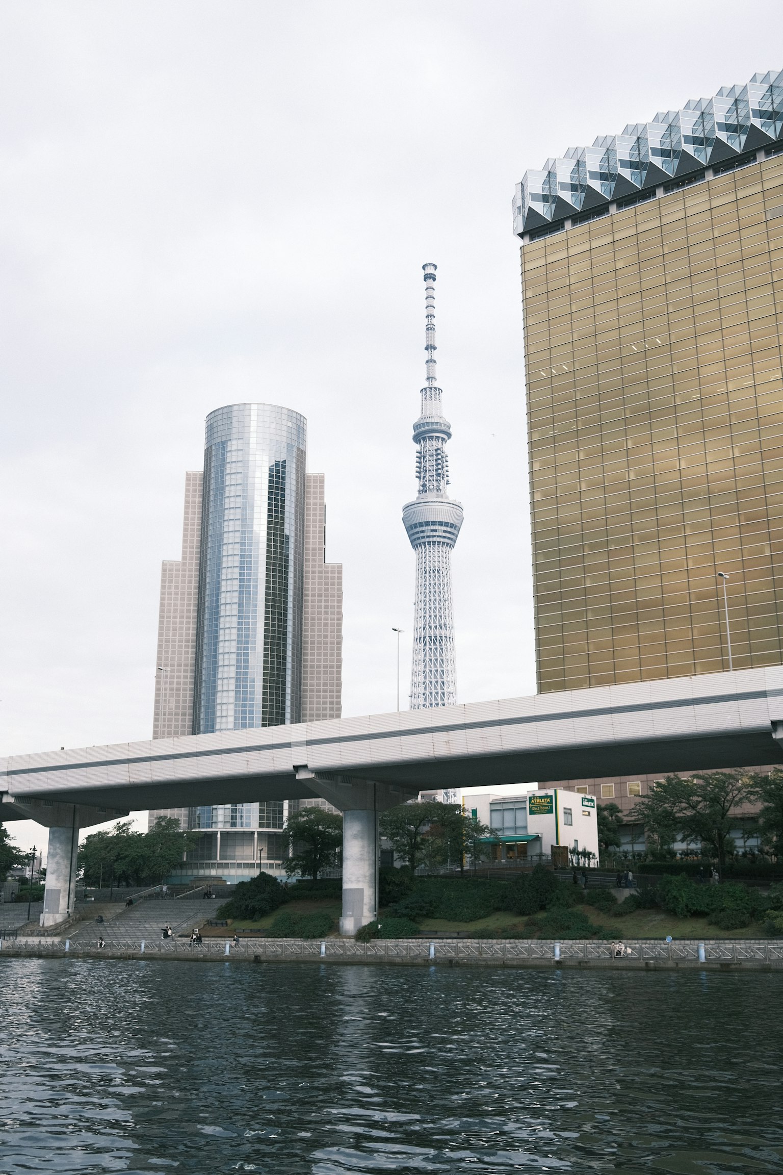 Tokyo skyline featuring Tokyo Skytree and modern buildings along the river
