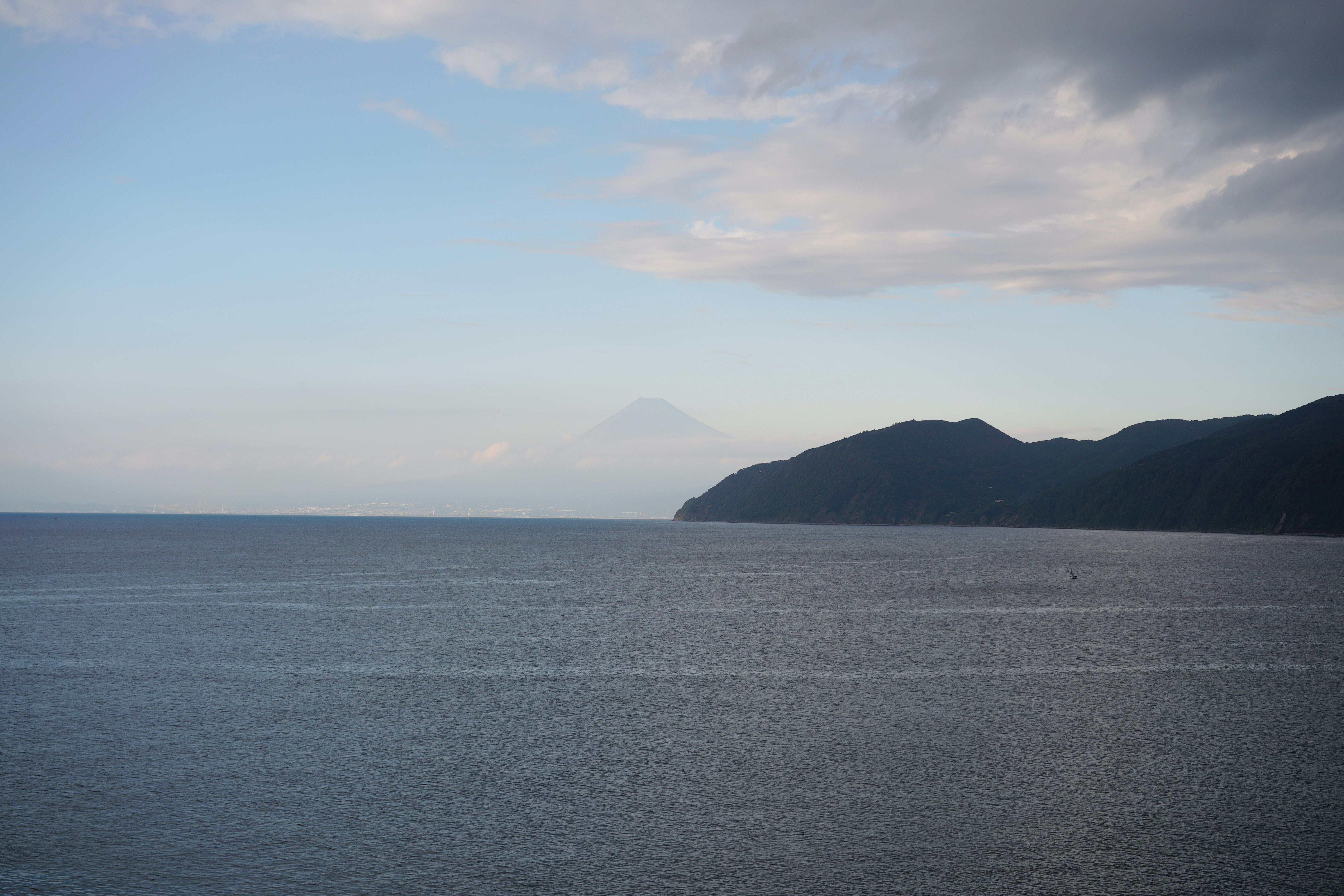海と遠くの山並みが広がる水平線の風景