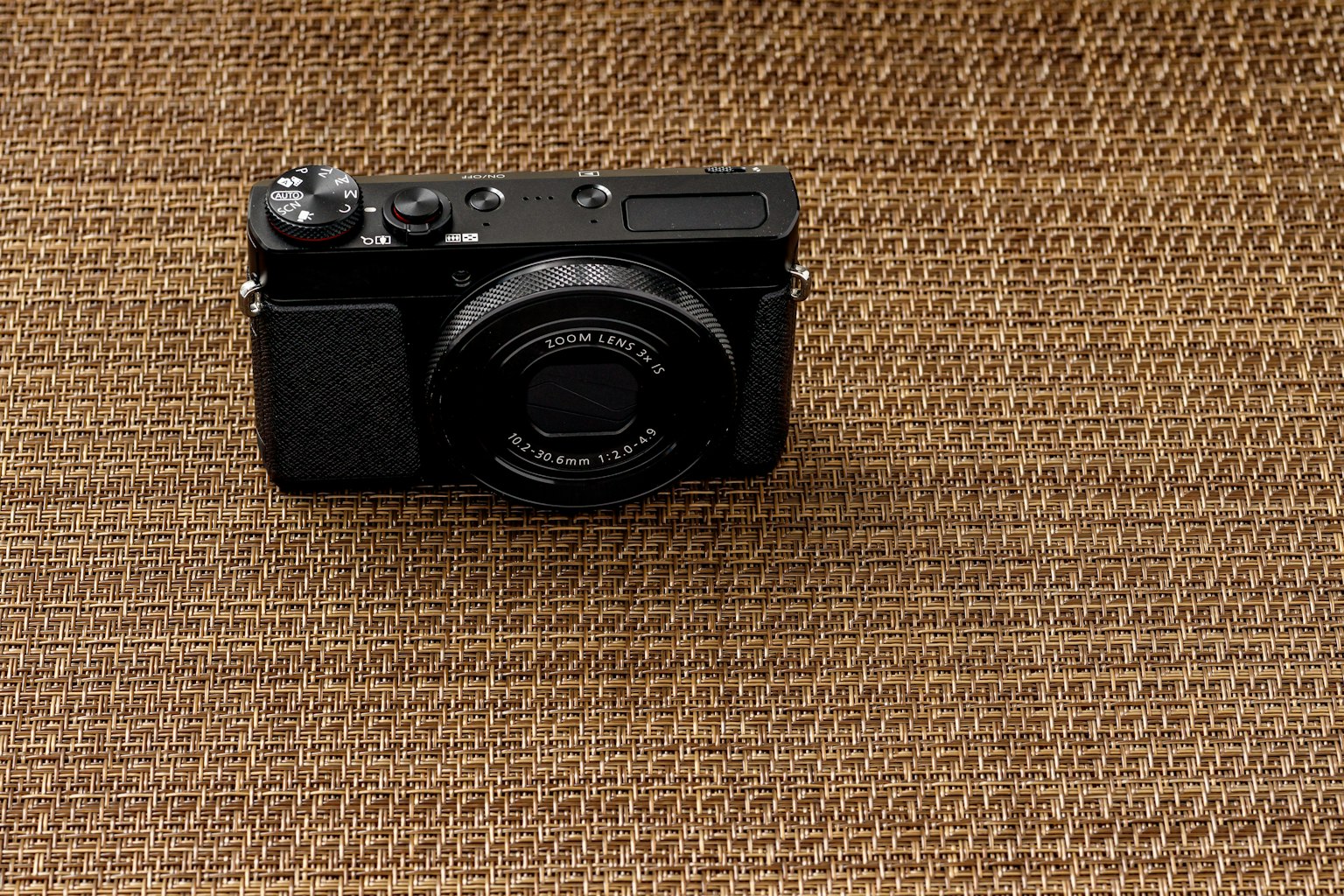 Cámara negra colocada sobre una tela texturizada
