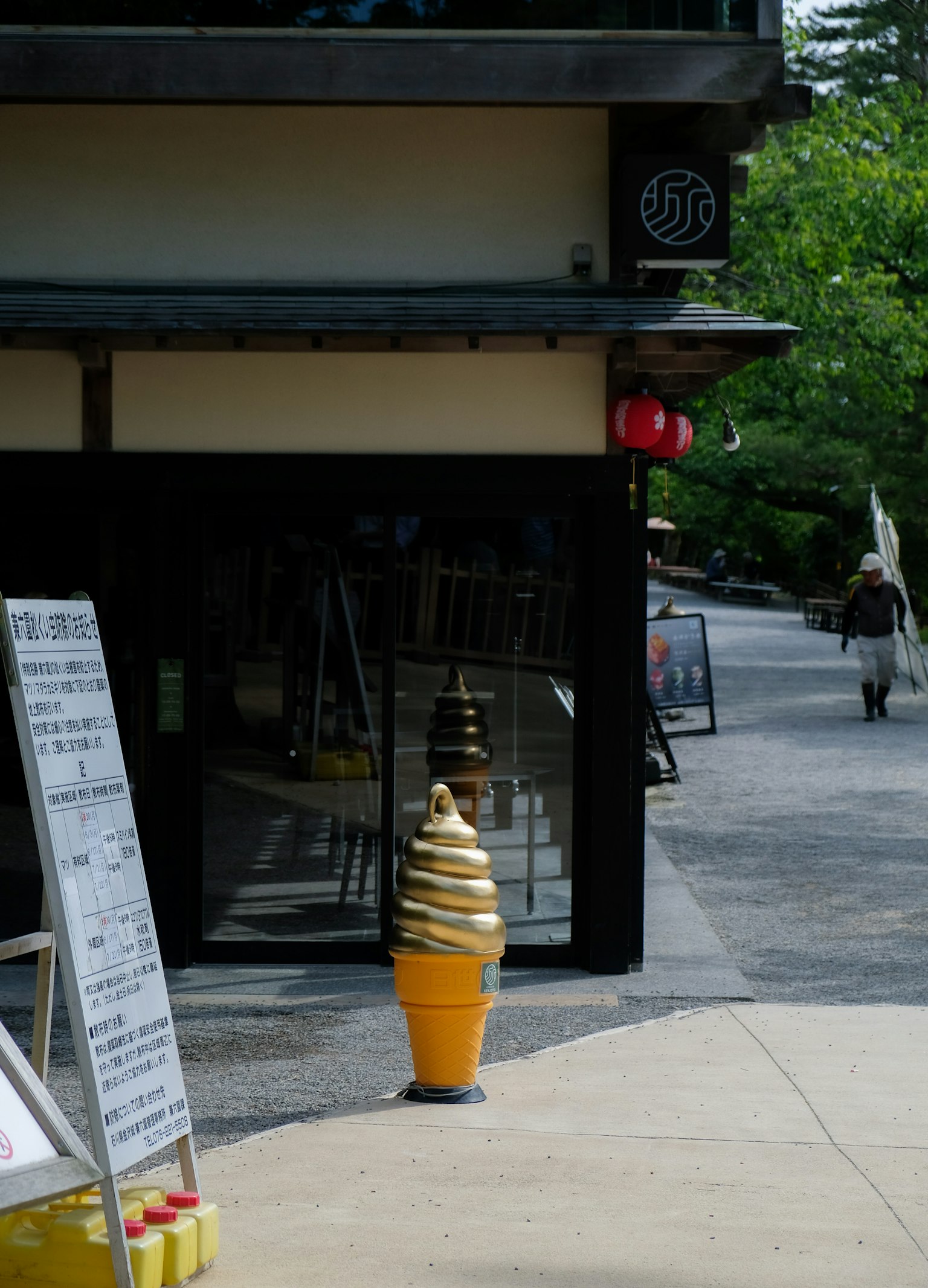 Insegna di gelato davanti a un negozio con alberi verdi