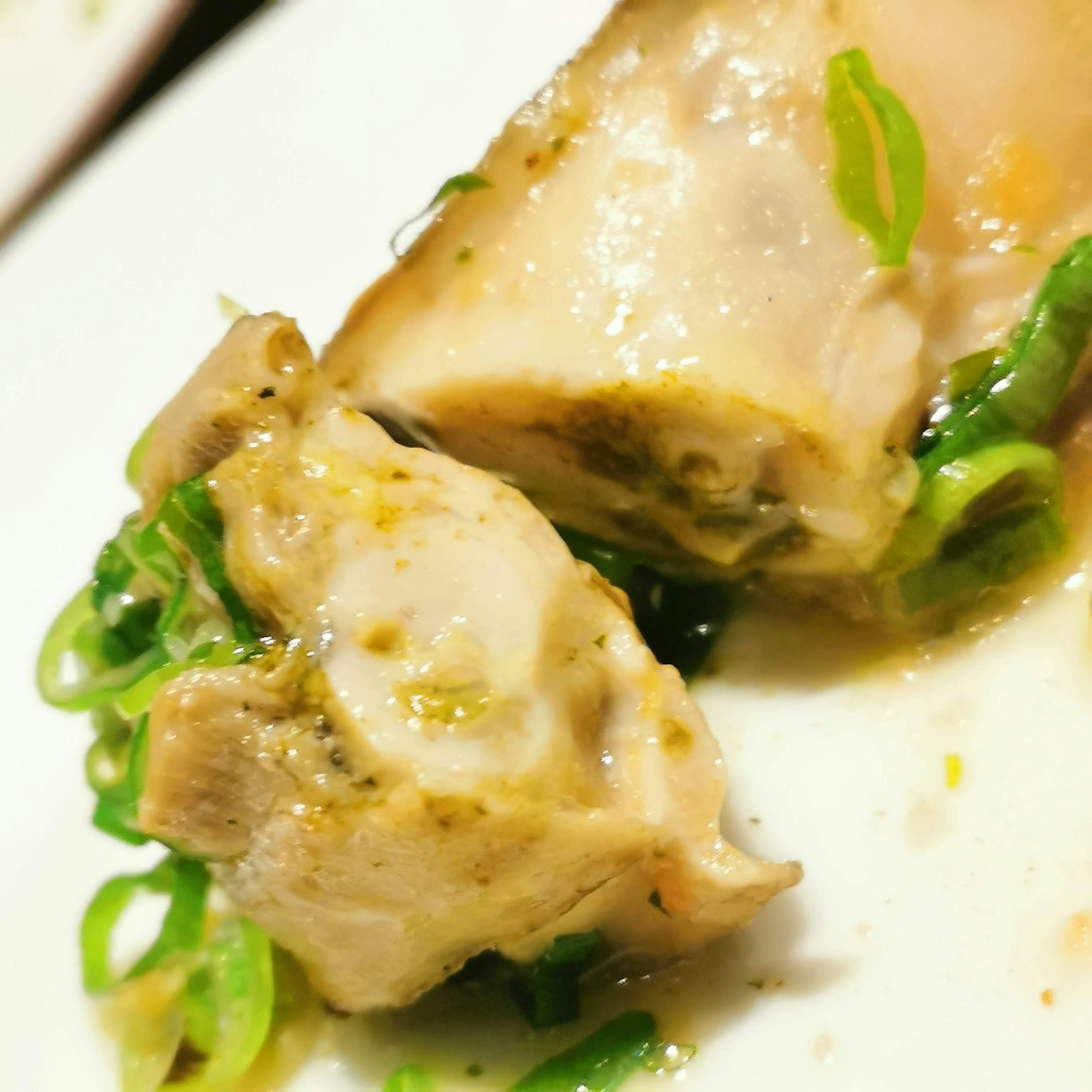 Piatto con pollo e cipolle verdi