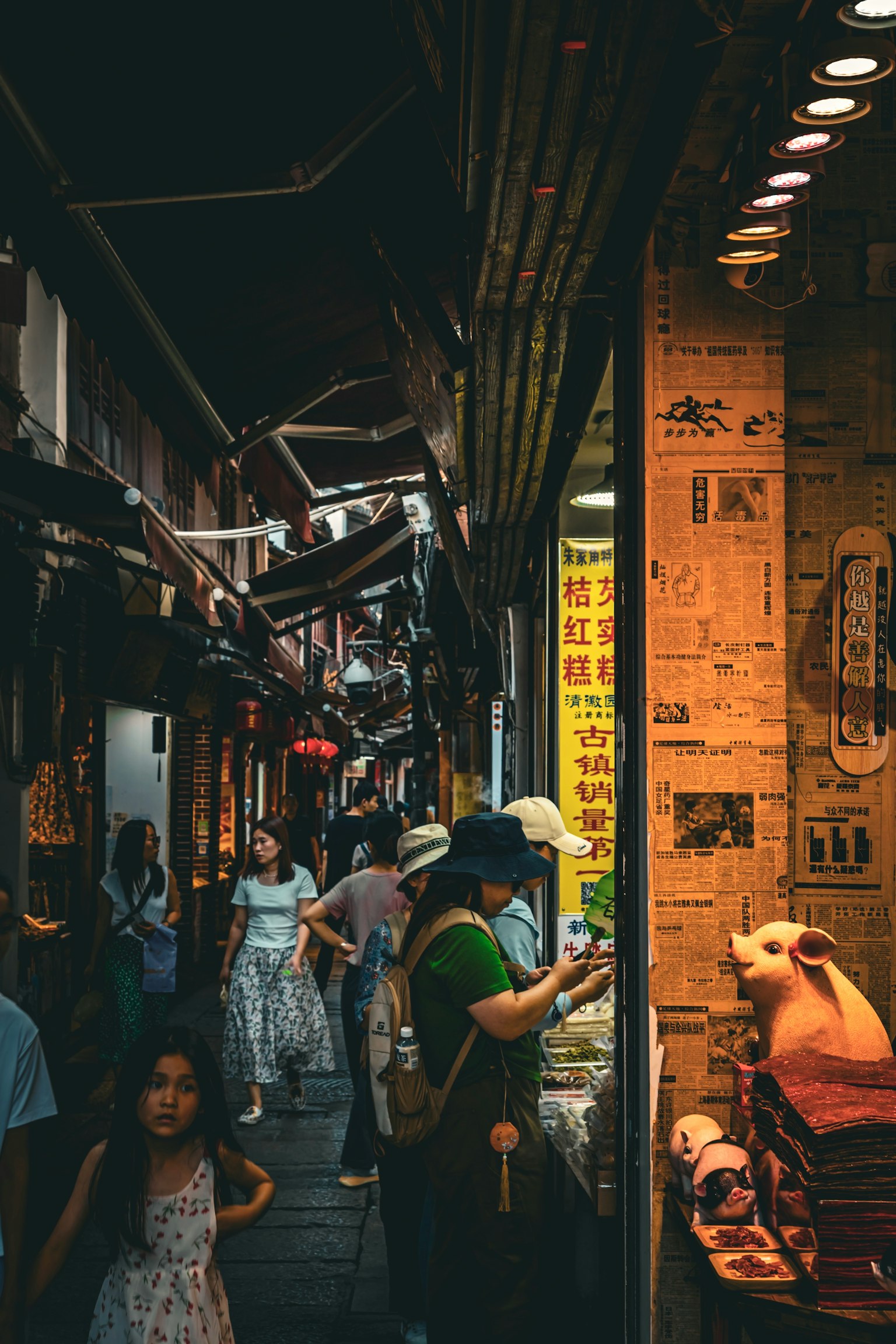 繁忙的夜市场景，人们在走动和购物