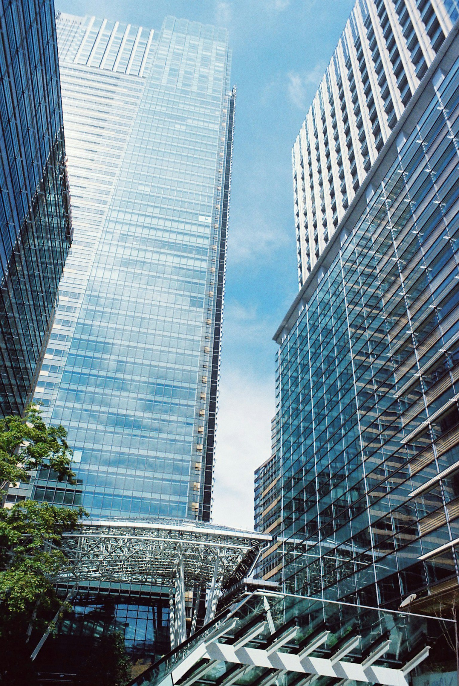 現代城市風景 featuring 摩天大樓和玻璃外立面
