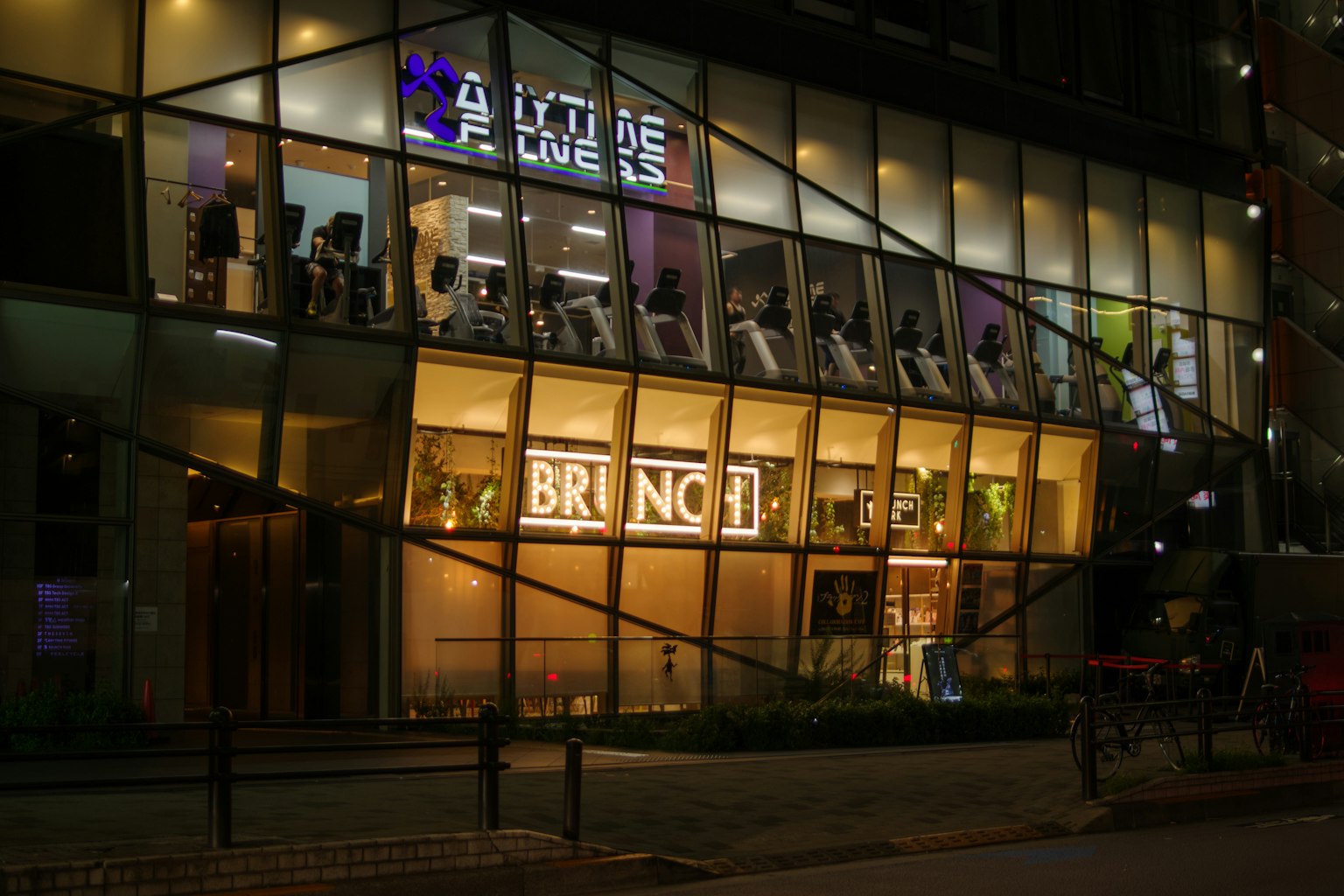 現代建築外觀，明亮的窗戶和顯眼的BRUNCH標誌