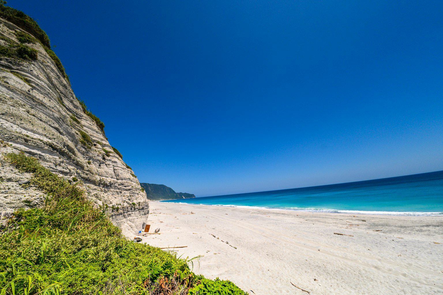 Vue pittoresque d'une belle plage avec ciel bleu et sable blanc