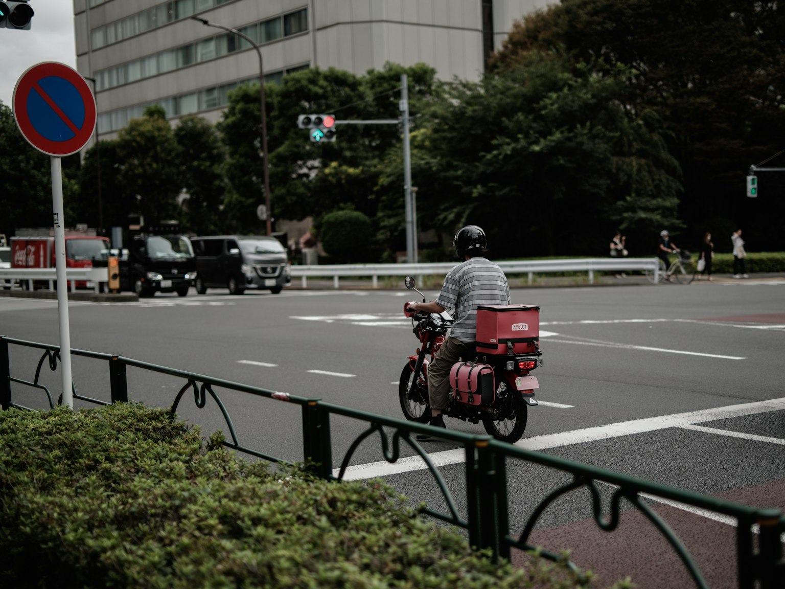 红色送货自行车在十字路口等待