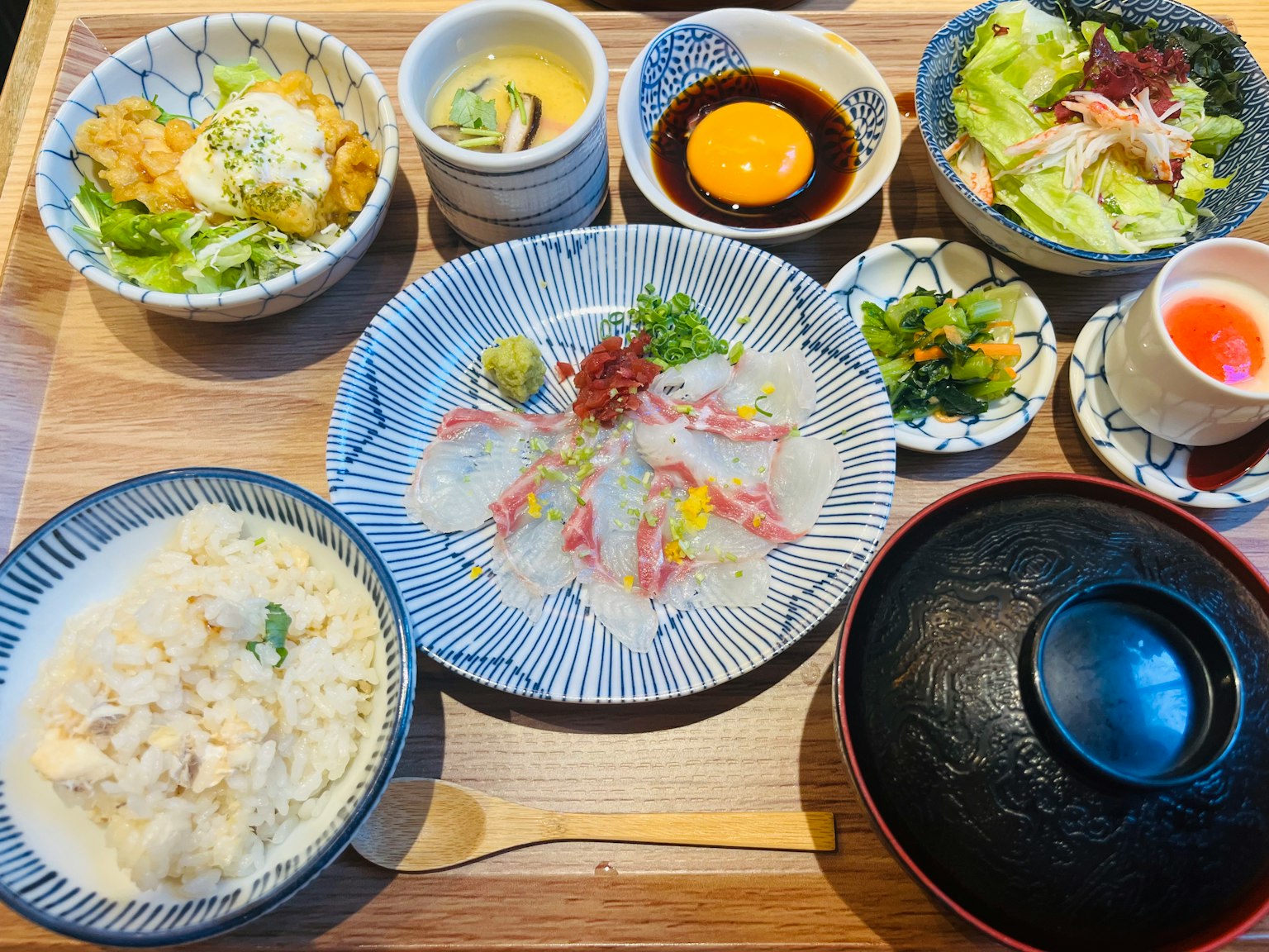 Makanan Jepang yang lezat dengan sashimi nasi salad dan berbagai lauk