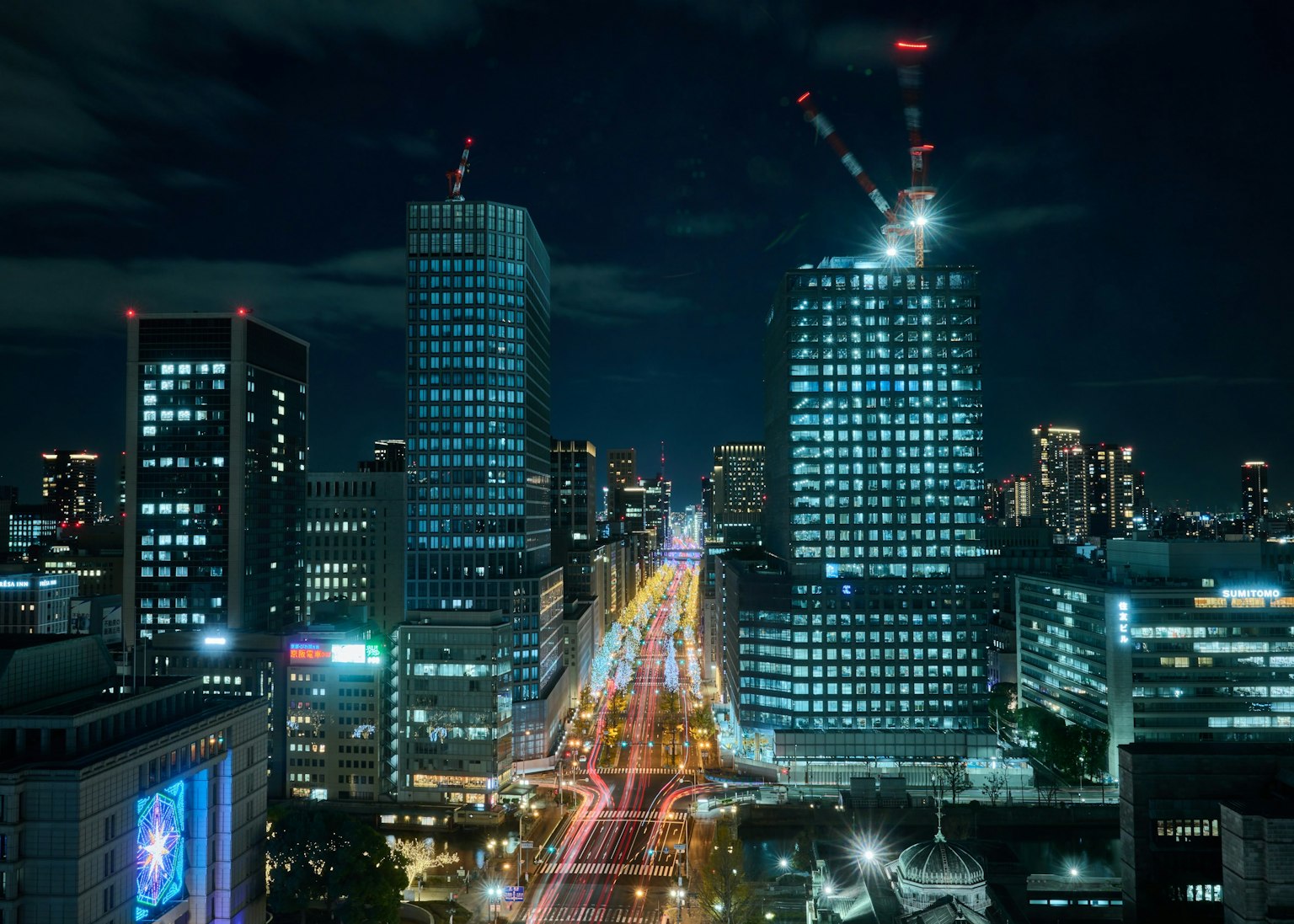 夜間城市景觀，高樓大廈的燈光與交通流