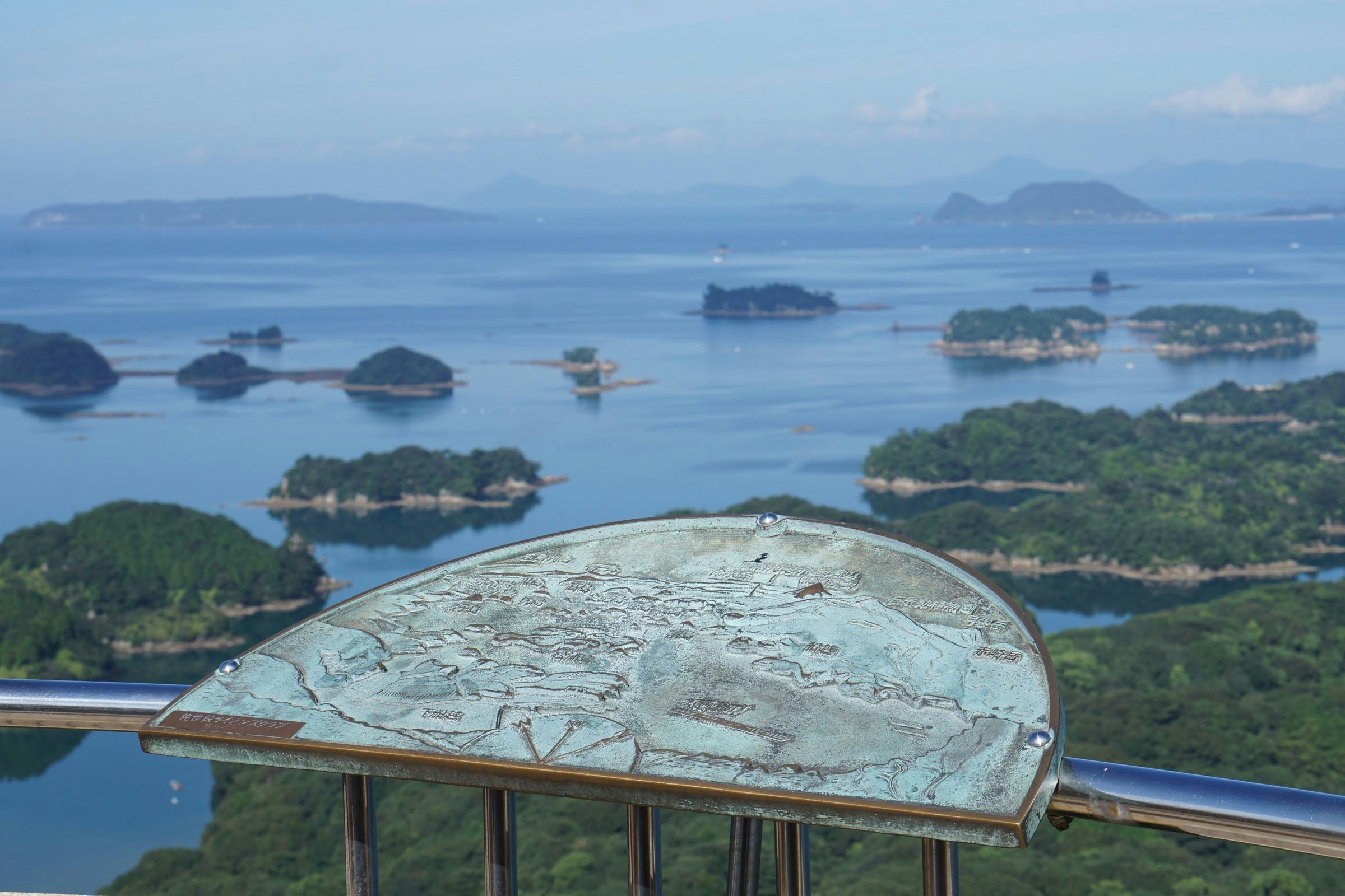 展望台から見下ろす島々と海の景色