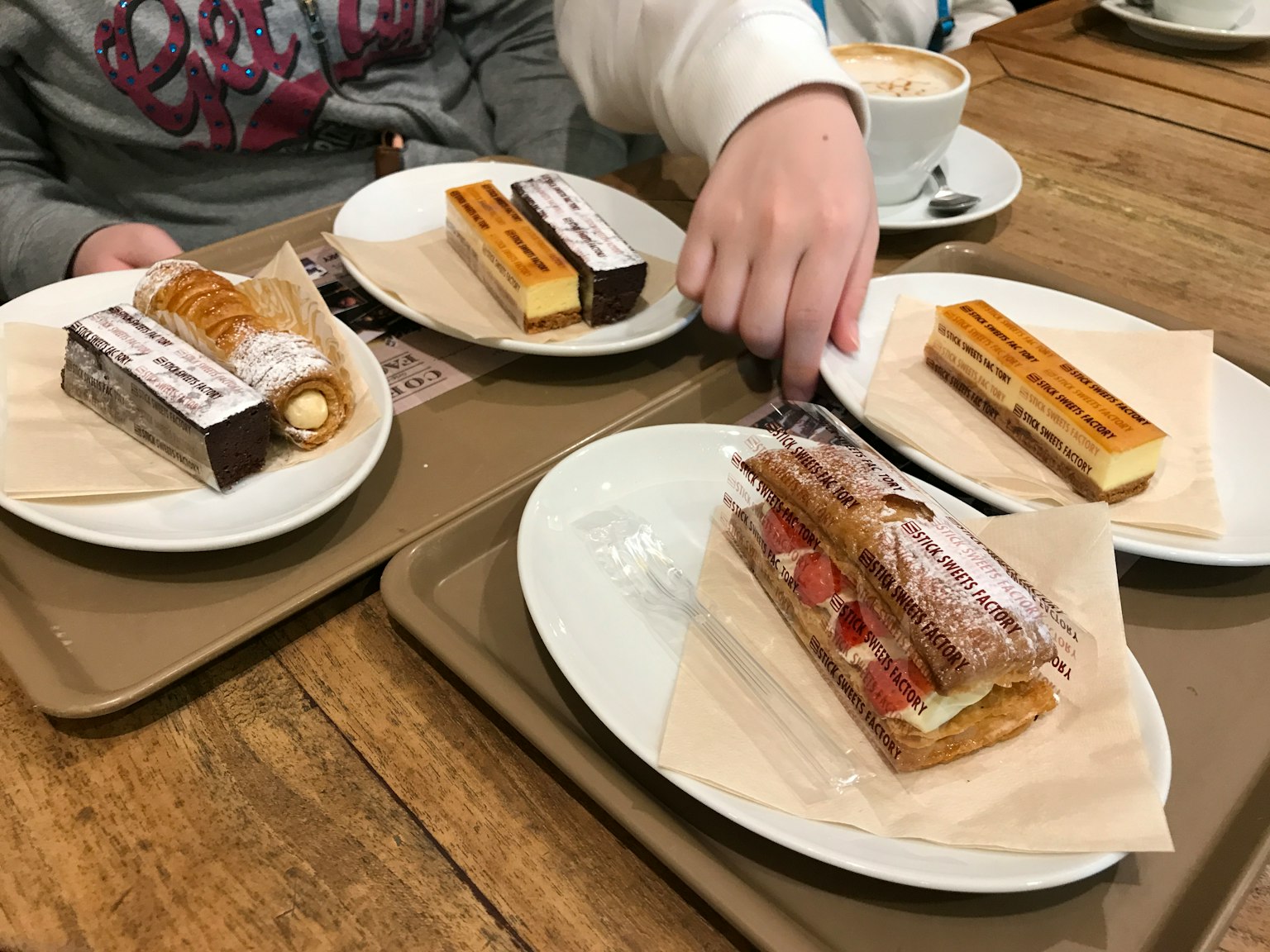 Piatto di dessert disposto su un tavolo con una tazza di caffè