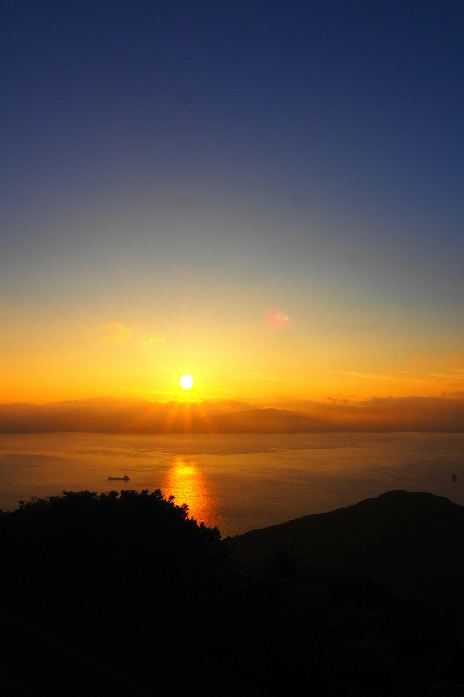 Hermoso atardecer sobre el océano