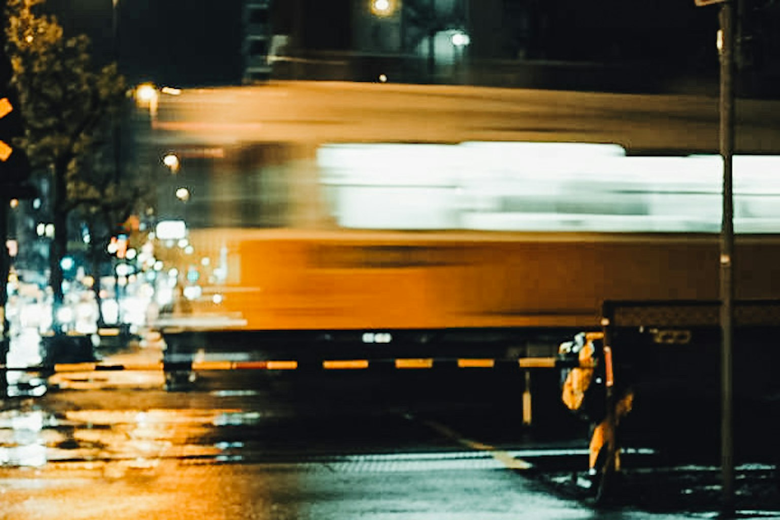 夜晚城市中模糊的电车图像