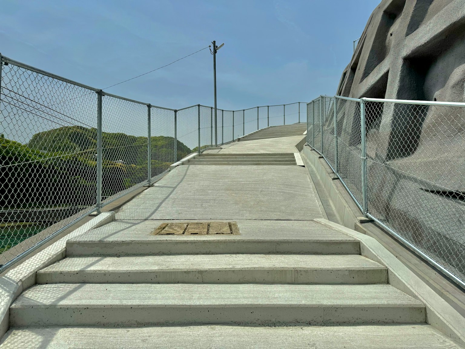 Paved rampen und treppen, die nach oben führen, mit einem zaun