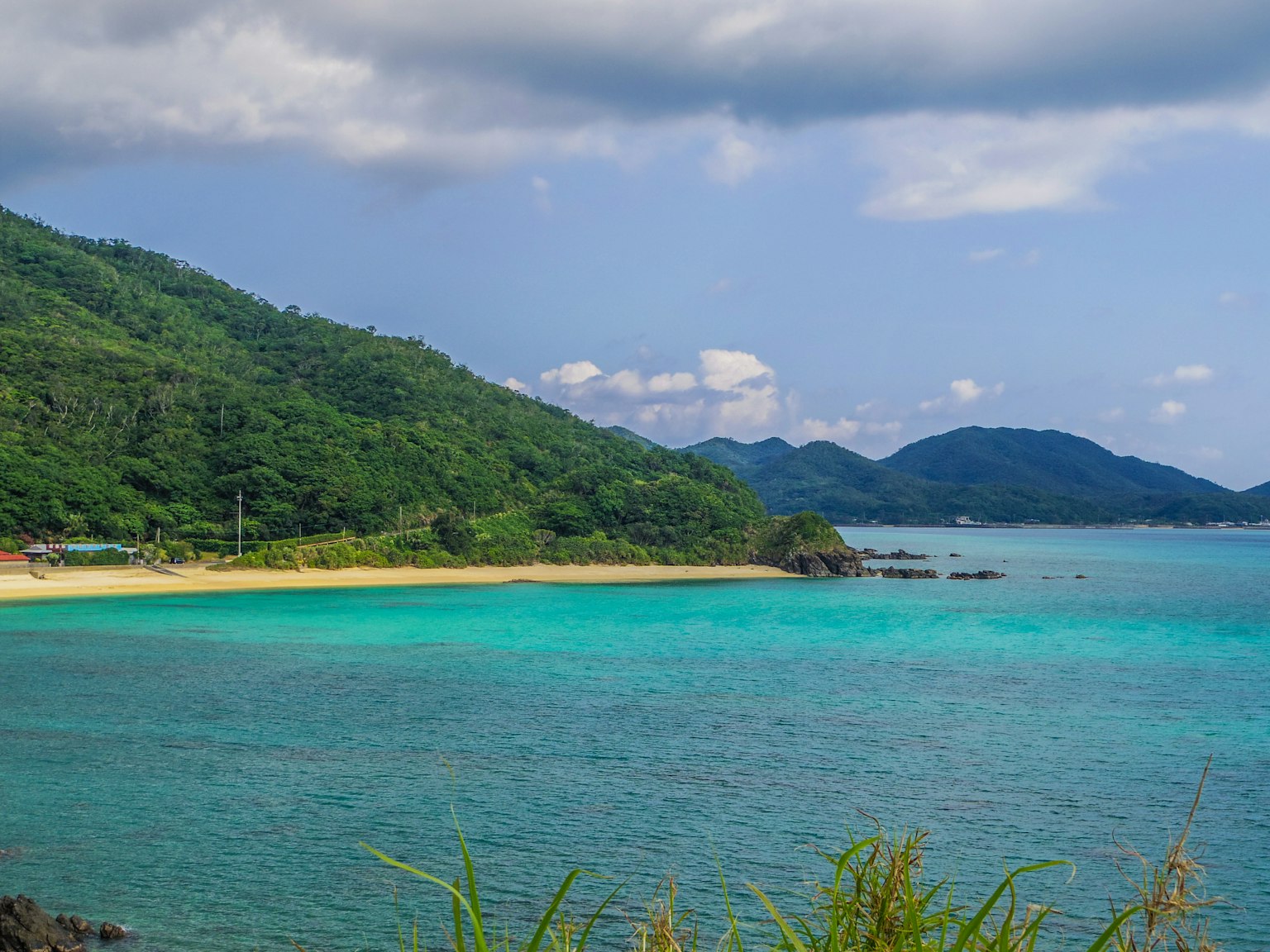 Vue panoramique des eaux turquoise et des montagnes verdoyantes