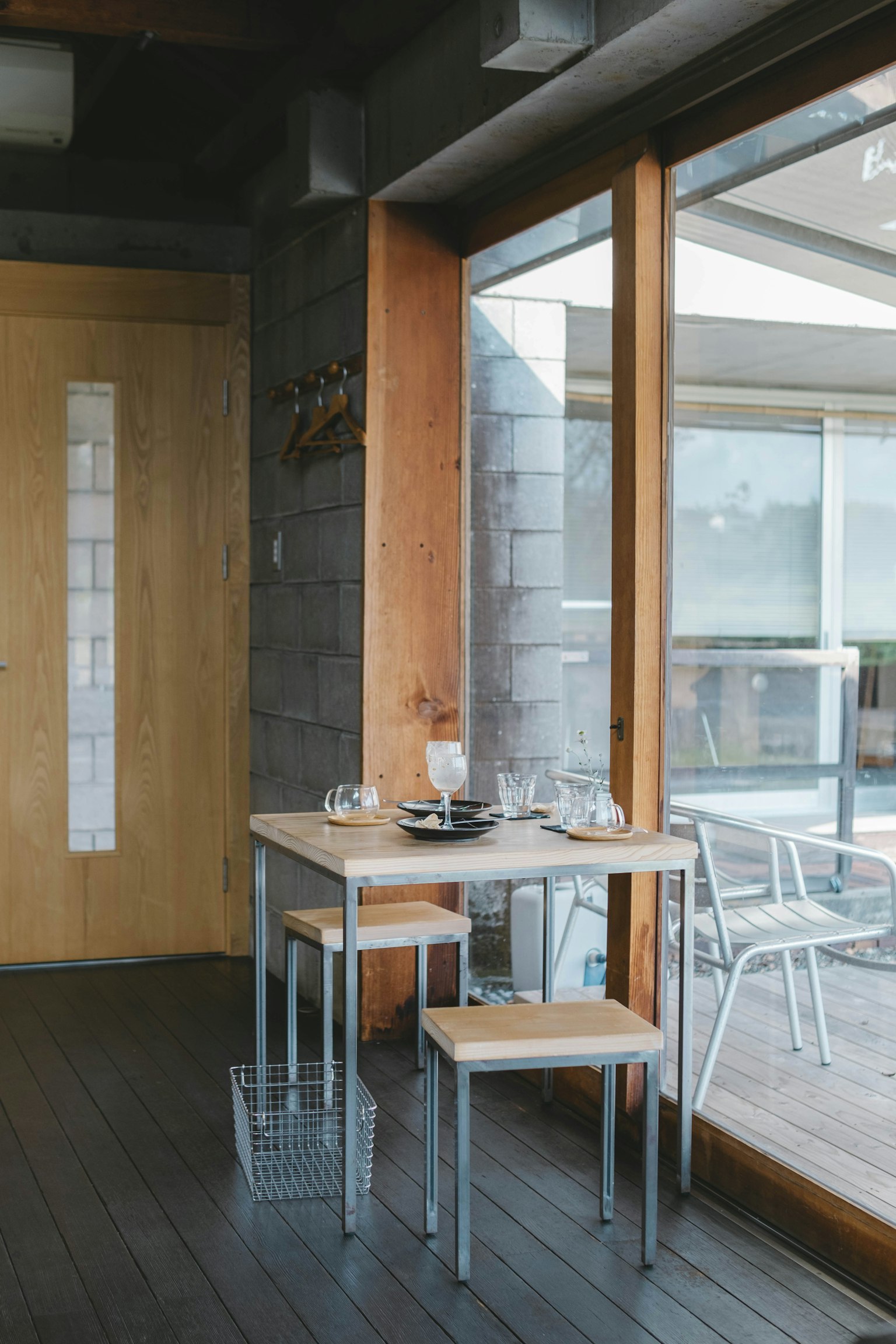 Espace lumineux avec une table à manger simple et des chaises