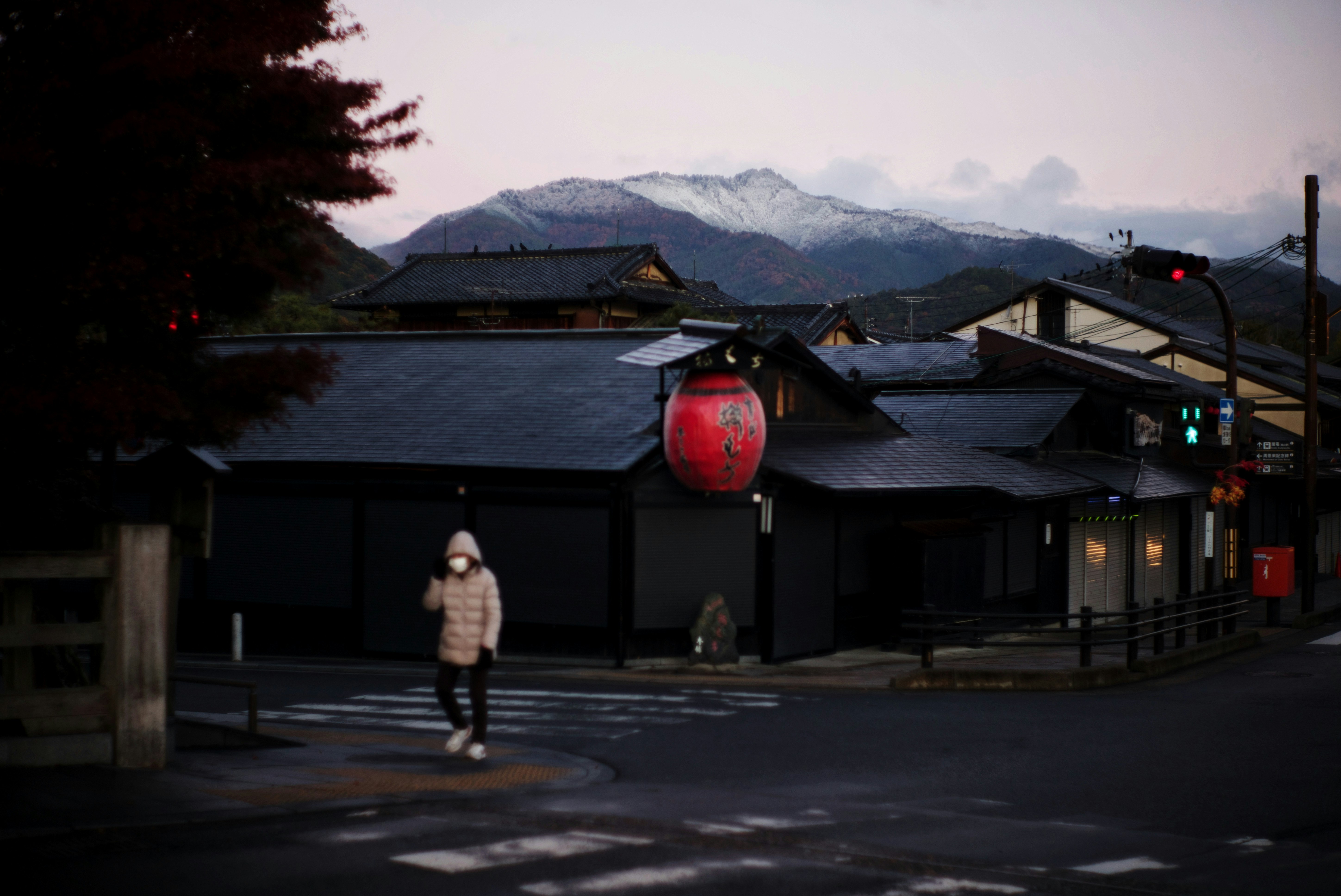 Calles nevadas cerca del puente Togetsukyo en Arashiyama, Kioto, con faroles