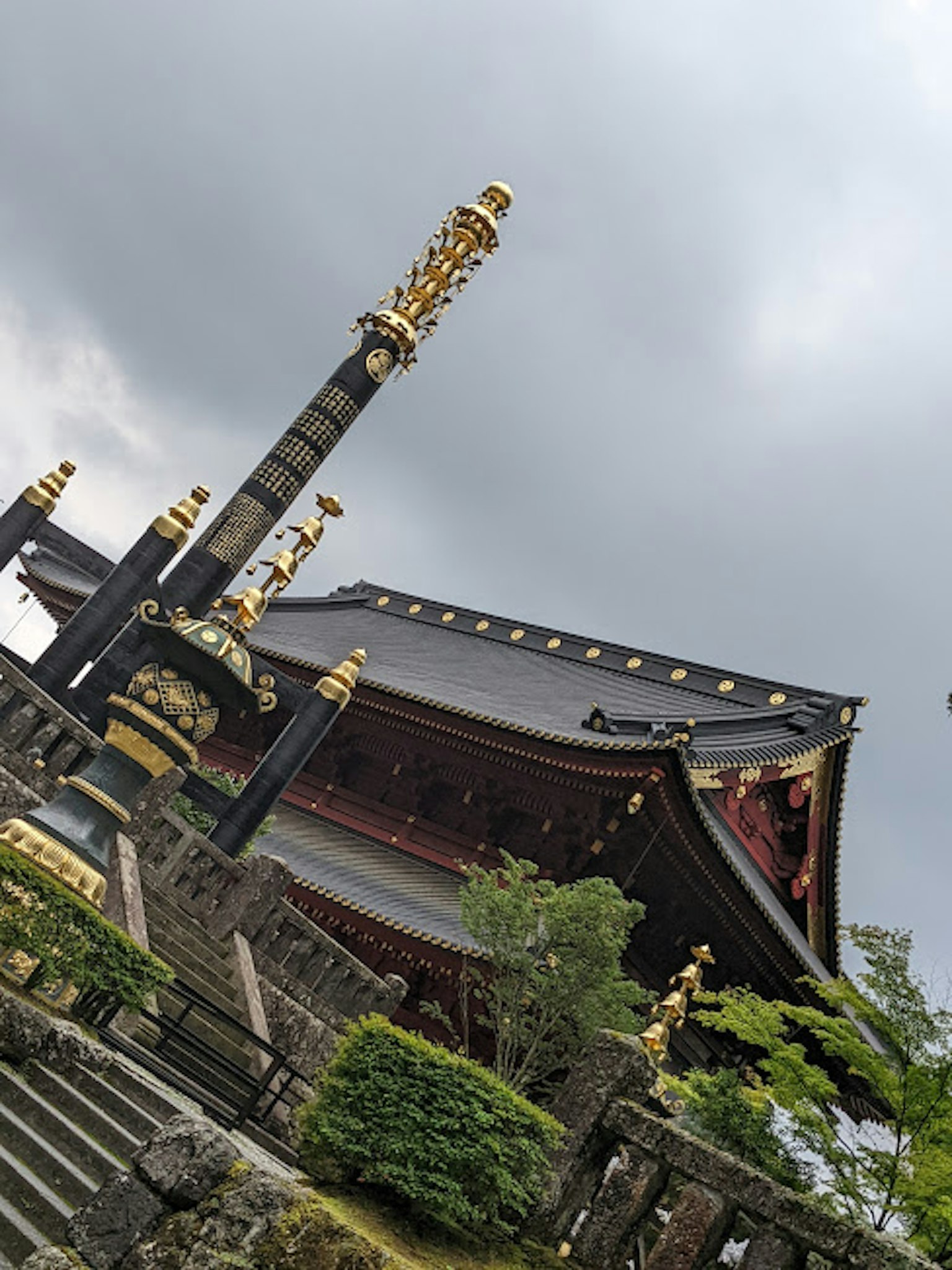 Vue d'un temple avec des décorations dorées sur le toit et les colonnes